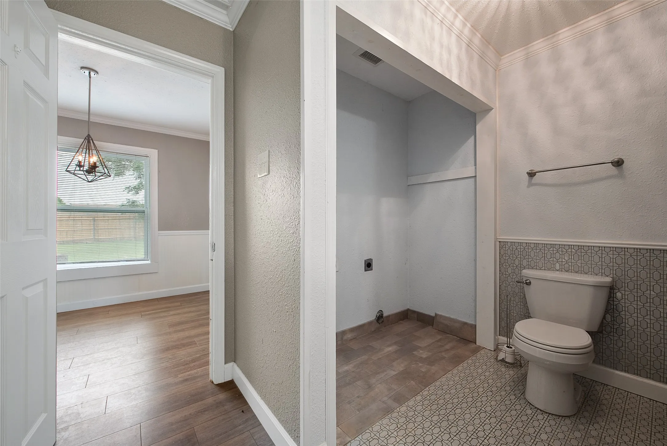 Single Family Residence For Sale in Tarrant County , 4913 Calmont Avenue, Fort Worth, Texas 76107, 3 Bedroom, 2 Bathroom, Garage spaces, 1,076 Sqft, built in 1949, Price $330,000, mls#21278525, Real Estate Agent in Fort Worth, Homes For Sale in Tarrant county, Homes For Sale in Fort Worth, Realtor in Fort Worth Texas, Real Estate Brokerage Independent Realty Texas, Luminita Cordes Realtor
