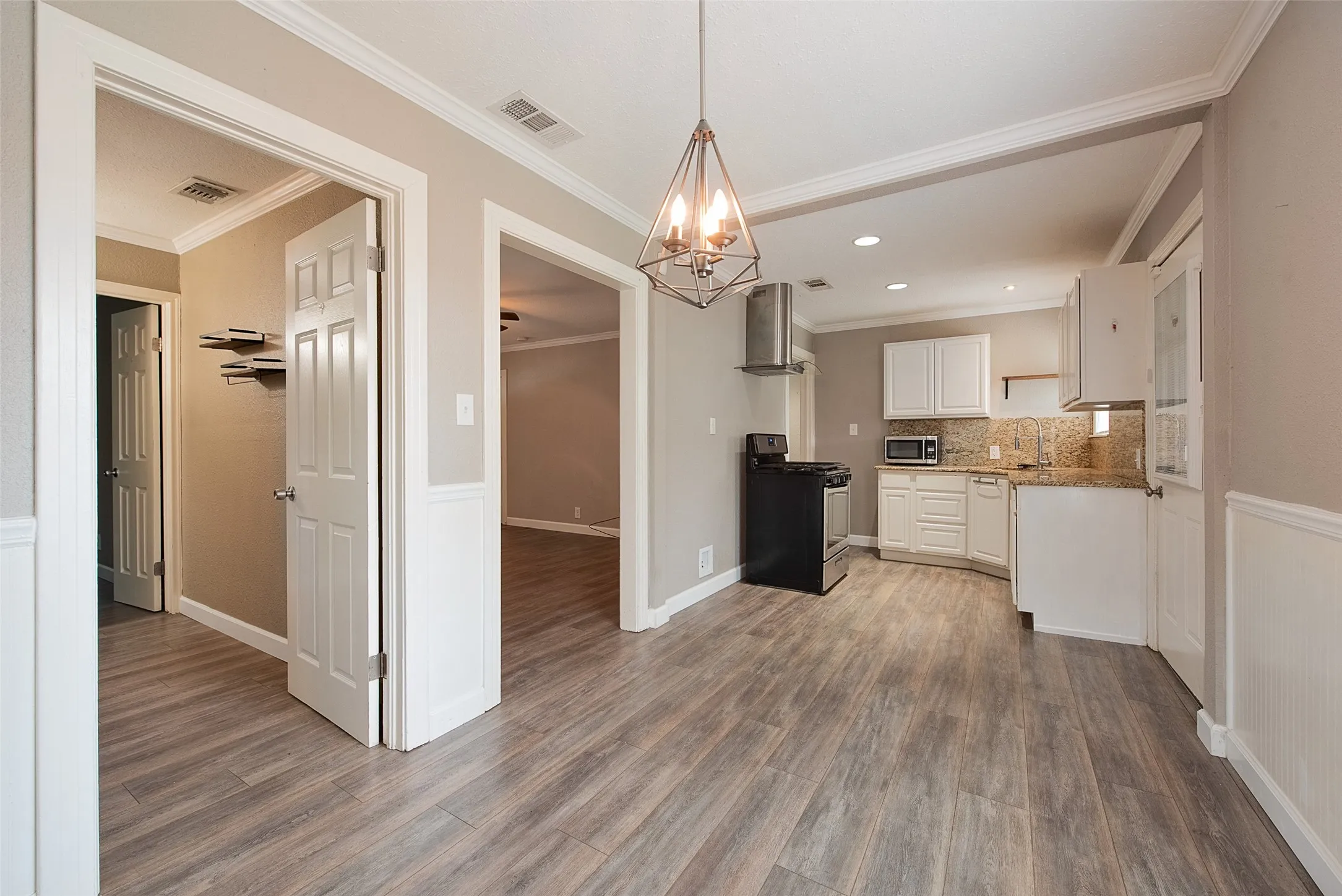 Single Family Residence For Sale in Tarrant County , 4913 Calmont Avenue, Fort Worth, Texas 76107, 3 Bedroom, 2 Bathroom, Garage spaces, 1,076 Sqft, built in 1949, Price $330,000, mls#21278525, Real Estate Agent in Fort Worth, Homes For Sale in Tarrant county, Homes For Sale in Fort Worth, Realtor in Fort Worth Texas, Real Estate Brokerage Independent Realty Texas, Luminita Cordes Realtor