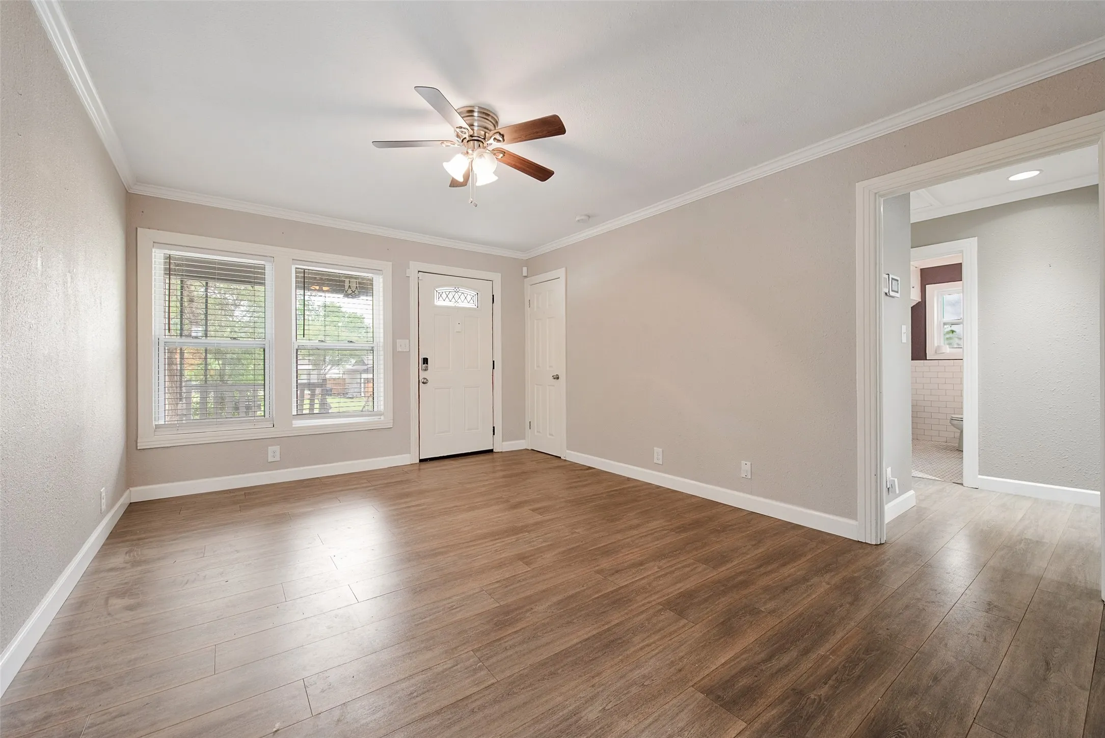 Single Family Residence For Sale in Tarrant County , 4913 Calmont Avenue, Fort Worth, Texas 76107, 3 Bedroom, 2 Bathroom, Garage spaces, 1,076 Sqft, built in 1949, Price $330,000, mls#21278525, Real Estate Agent in Fort Worth, Homes For Sale in Tarrant county, Homes For Sale in Fort Worth, Realtor in Fort Worth Texas, Real Estate Brokerage Independent Realty Texas, Luminita Cordes Realtor