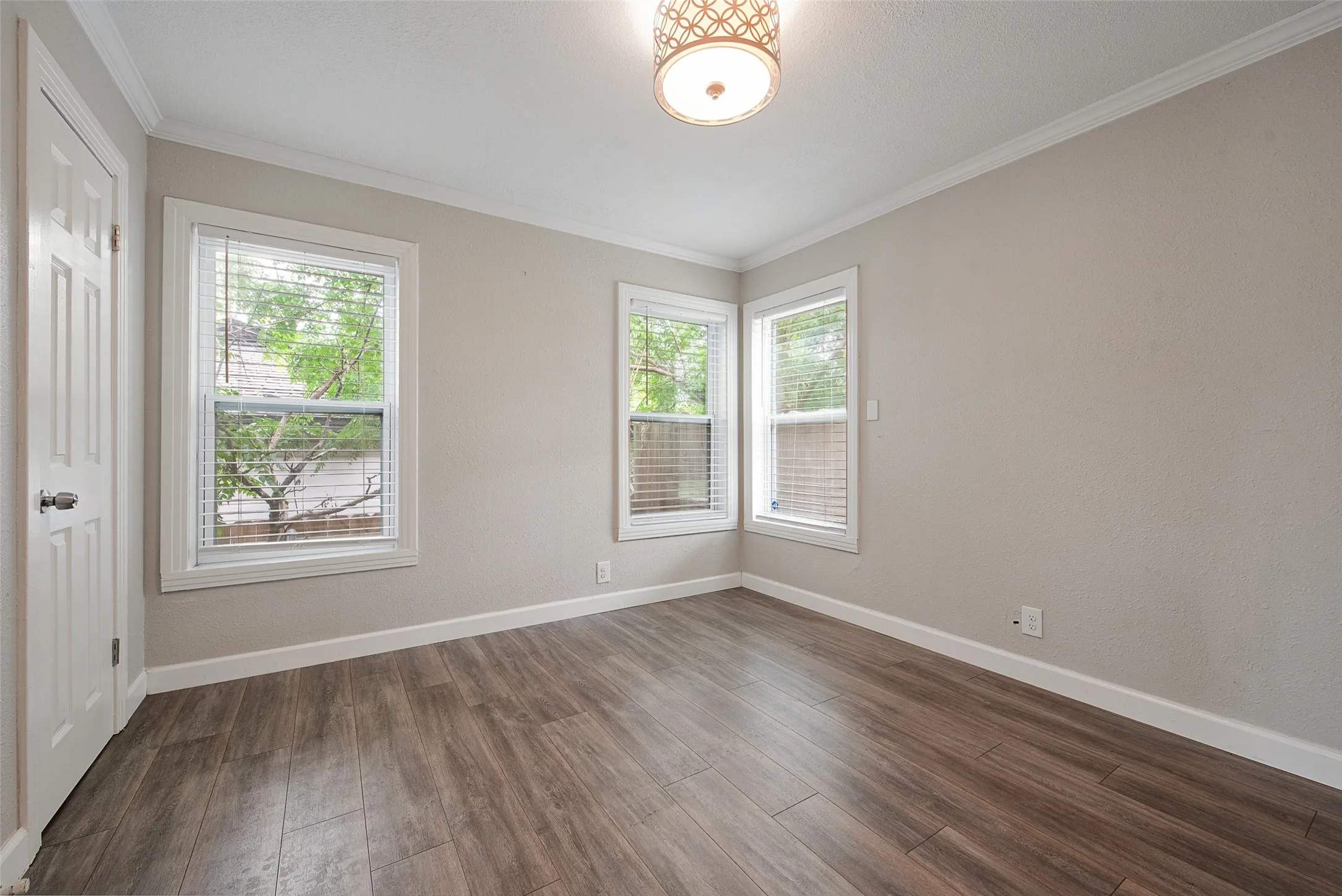 Single Family Residence For Sale in Tarrant County , 4913 Calmont Avenue, Fort Worth, Texas 76107, 3 Bedroom, 2 Bathroom, Garage spaces, 1,076 Sqft, built in 1949, Price $330,000, mls#21278525, Real Estate Agent in Fort Worth, Homes For Sale in Tarrant county, Homes For Sale in Fort Worth, Realtor in Fort Worth Texas, Real Estate Brokerage Independent Realty Texas, Luminita Cordes Realtor