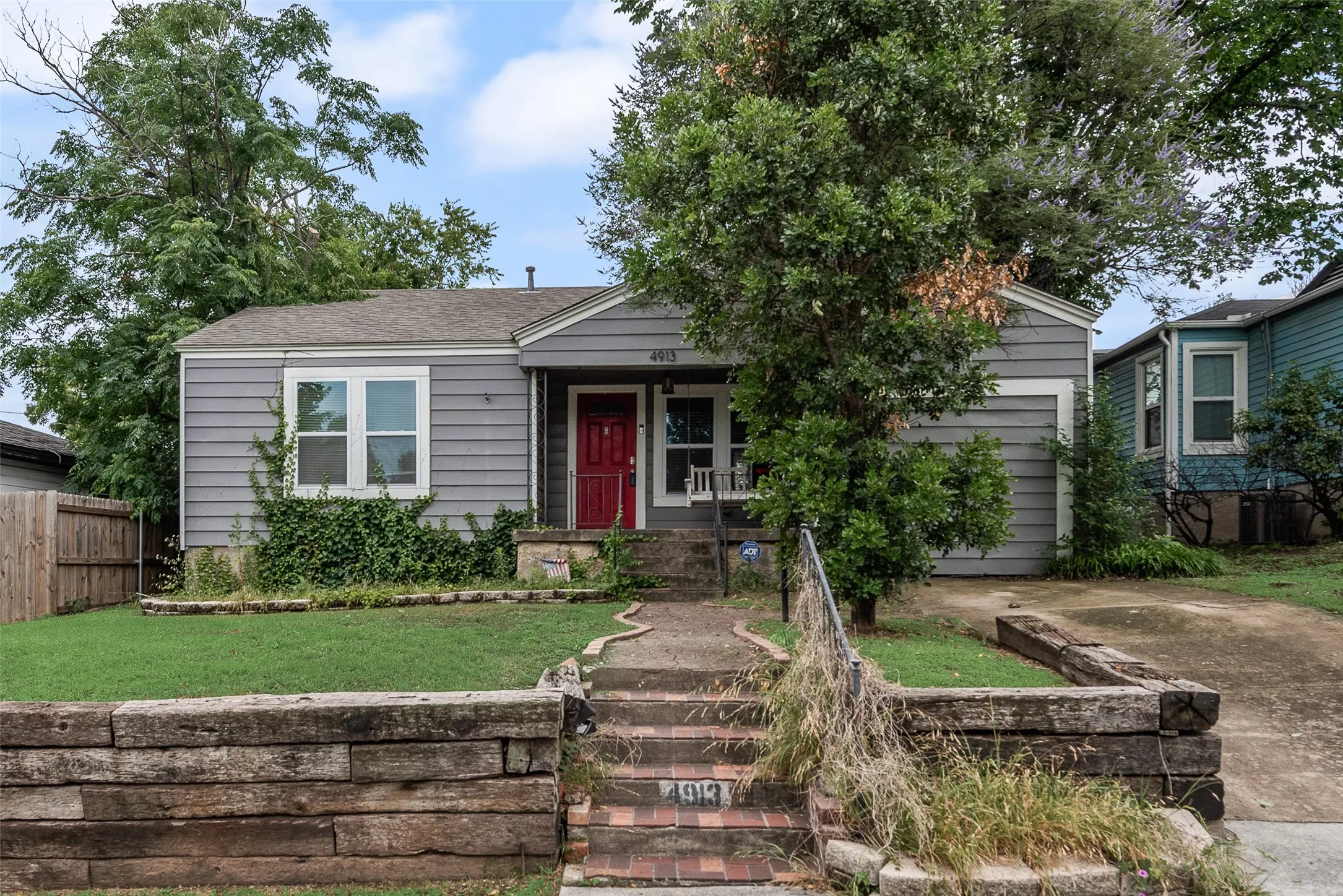 Single Family Residence For Sale in Tarrant County , 4913 Calmont Avenue, Fort Worth, Texas 76107, 3 Bedroom, 2 Bathroom, Garage spaces, 1,076 Sqft, built in 1949, Price $330,000, mls#21278525, Real Estate Agent in Fort Worth, Homes For Sale in Tarrant county, Homes For Sale in Fort Worth, Realtor in Fort Worth Texas, Real Estate Brokerage Independent Realty Texas, Luminita Cordes Realtor