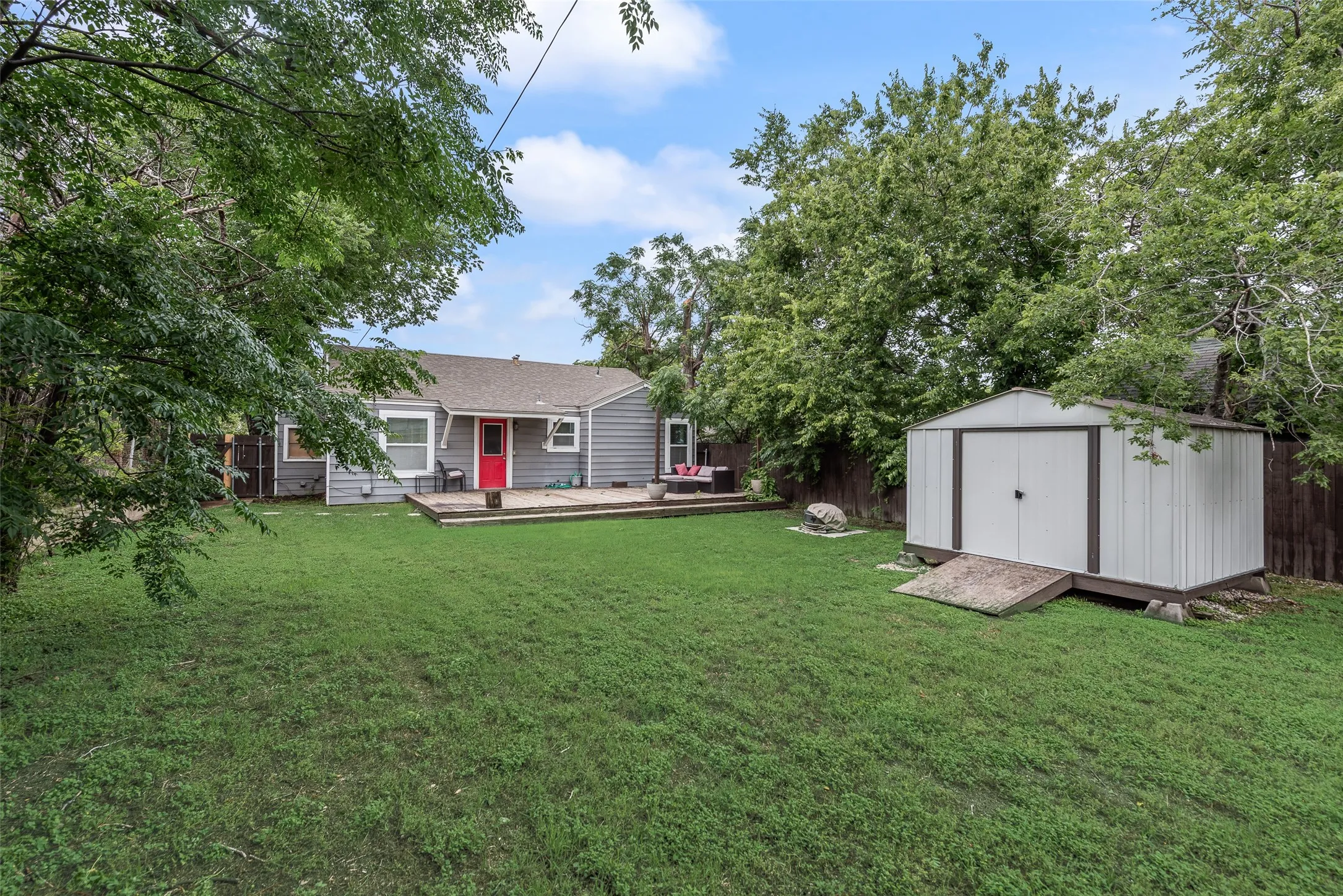 Single Family Residence For Sale in Tarrant County , 4913 Calmont Avenue, Fort Worth, Texas 76107, 3 Bedroom, 2 Bathroom, Garage spaces, 1,076 Sqft, built in 1949, Price $330,000, mls#21278525, Real Estate Agent in Fort Worth, Homes For Sale in Tarrant county, Homes For Sale in Fort Worth, Realtor in Fort Worth Texas, Real Estate Brokerage Independent Realty Texas, Luminita Cordes Realtor
