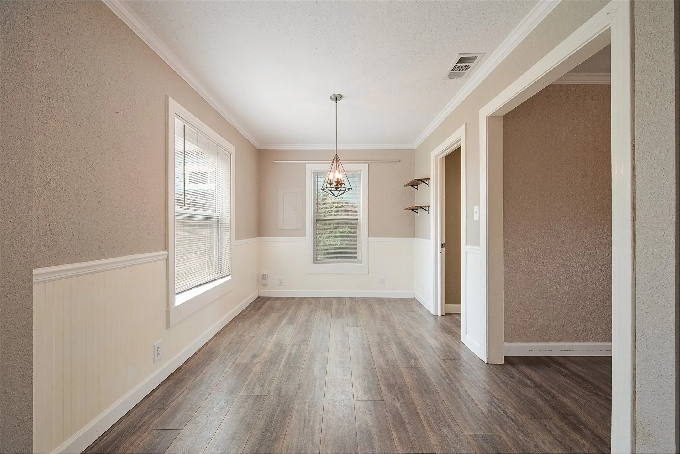 Single Family Residence For Sale in Tarrant County , 4913 Calmont Avenue, Fort Worth, Texas 76107, 3 Bedroom, 2 Bathroom, Garage spaces, 1,076 Sqft, built in 1949, Price $330,000, mls#21278525, Real Estate Agent in Fort Worth, Homes For Sale in Tarrant county, Homes For Sale in Fort Worth, Realtor in Fort Worth Texas, Real Estate Brokerage Independent Realty Texas, Luminita Cordes Realtor