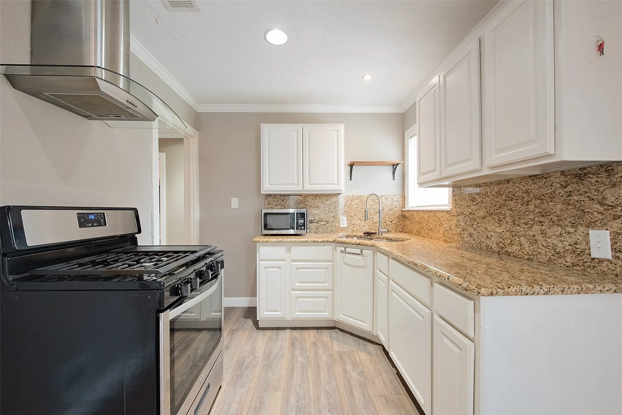 Single Family Residence For Sale in Tarrant County , 4913 Calmont Avenue, Fort Worth, Texas 76107, 3 Bedroom, 2 Bathroom, Garage spaces, 1,076 Sqft, built in 1949, Price $330,000, mls#21278525, Real Estate Agent in Fort Worth, Homes For Sale in Tarrant county, Homes For Sale in Fort Worth, Realtor in Fort Worth Texas, Real Estate Brokerage Independent Realty Texas, Luminita Cordes Realtor