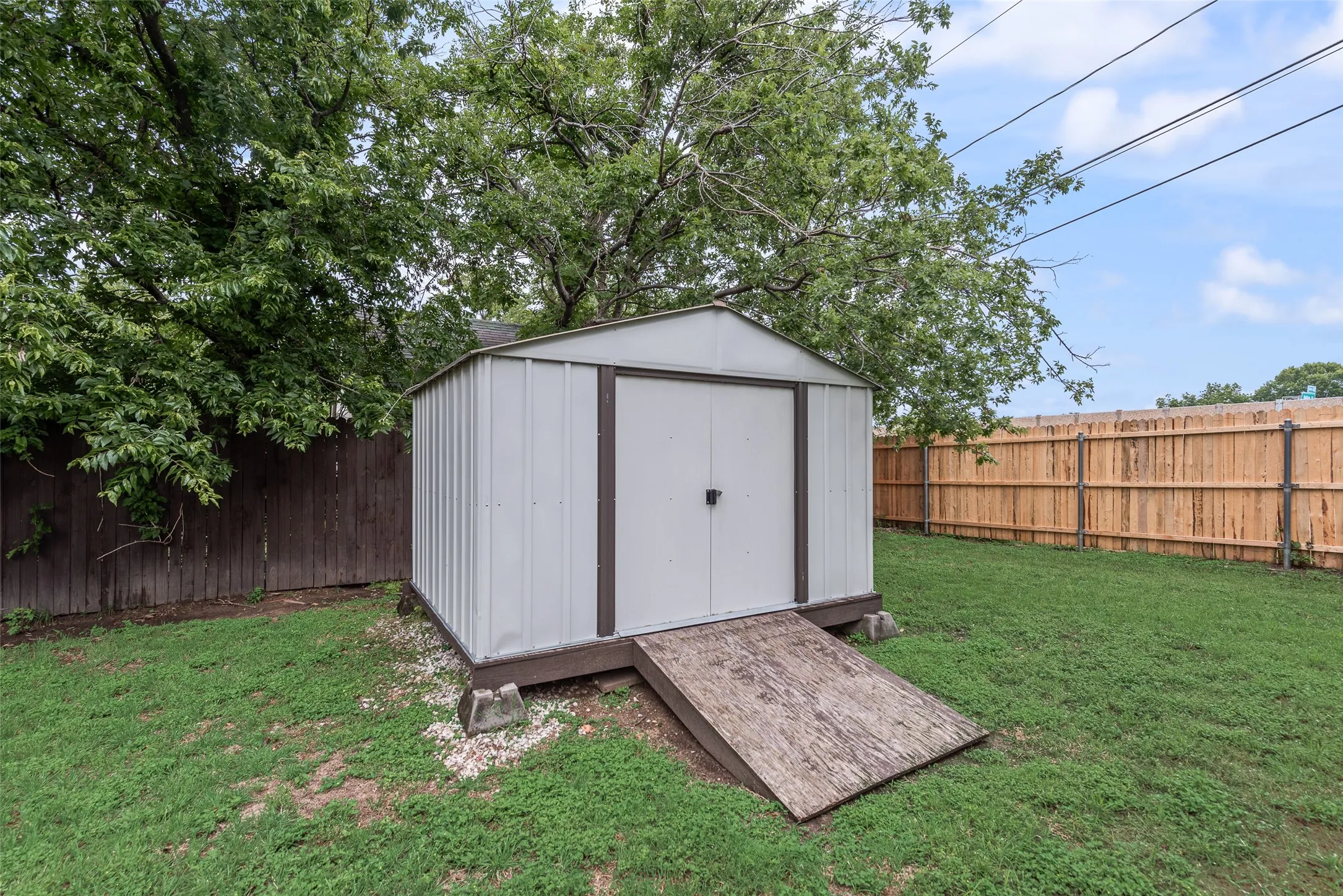 Single Family Residence For Sale in Tarrant County , 4913 Calmont Avenue, Fort Worth, Texas 76107, 3 Bedroom, 2 Bathroom, Garage spaces, 1,076 Sqft, built in 1949, Price $330,000, mls#21278525, Real Estate Agent in Fort Worth, Homes For Sale in Tarrant county, Homes For Sale in Fort Worth, Realtor in Fort Worth Texas, Real Estate Brokerage Independent Realty Texas, Luminita Cordes Realtor