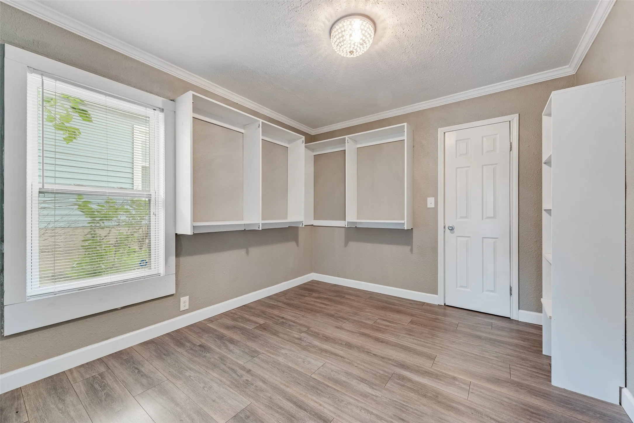 Single Family Residence For Sale in Tarrant County , 4913 Calmont Avenue, Fort Worth, Texas 76107, 3 Bedroom, 2 Bathroom, Garage spaces, 1,076 Sqft, built in 1949, Price $330,000, mls#21278525, Real Estate Agent in Fort Worth, Homes For Sale in Tarrant county, Homes For Sale in Fort Worth, Realtor in Fort Worth Texas, Real Estate Brokerage Independent Realty Texas, Luminita Cordes Realtor