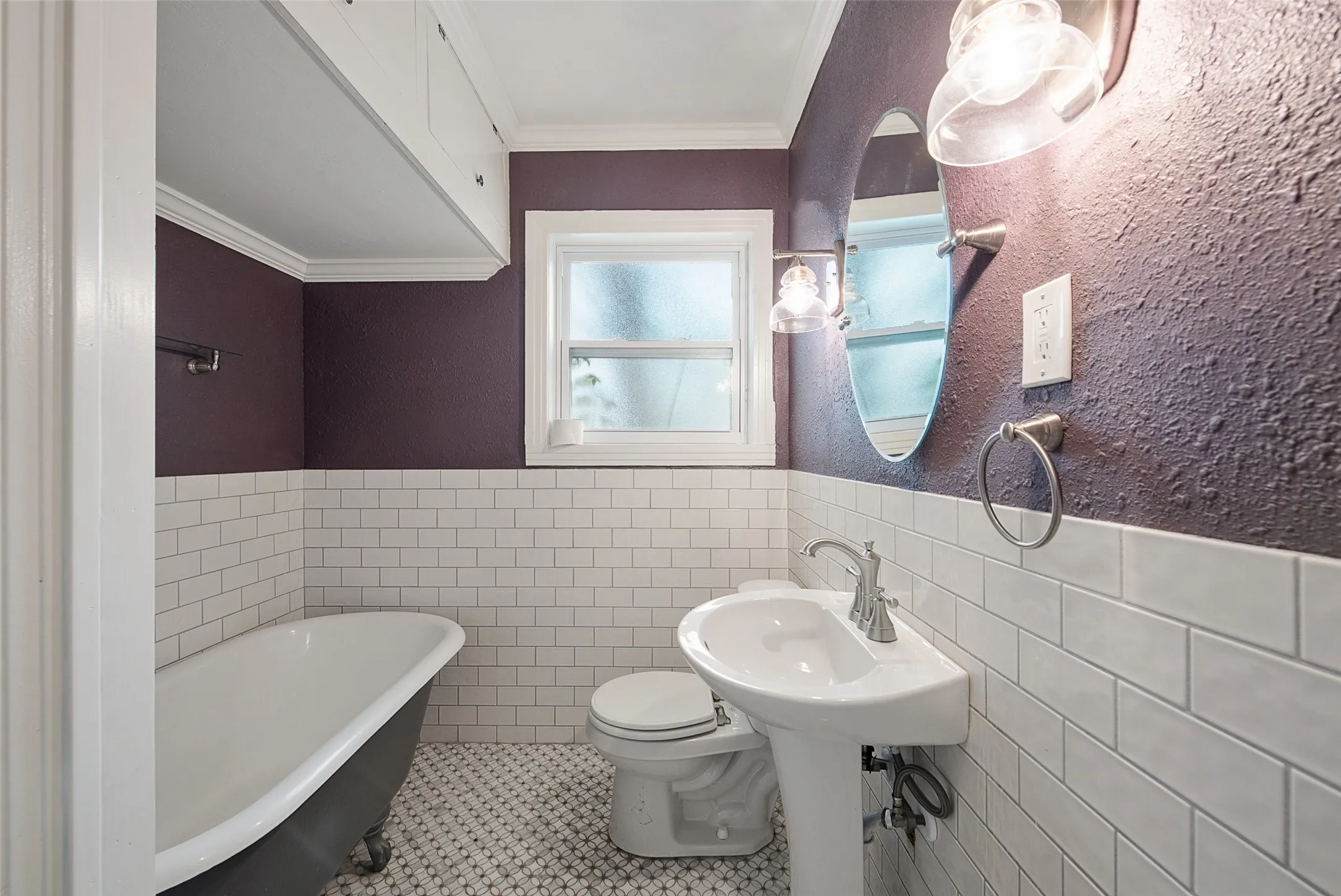 Single Family Residence For Sale in Tarrant County , 4913 Calmont Avenue, Fort Worth, Texas 76107, 3 Bedroom, 2 Bathroom, Garage spaces, 1,076 Sqft, built in 1949, Price $330,000, mls#21278525, Real Estate Agent in Fort Worth, Homes For Sale in Tarrant county, Homes For Sale in Fort Worth, Realtor in Fort Worth Texas, Real Estate Brokerage Independent Realty Texas, Luminita Cordes Realtor
