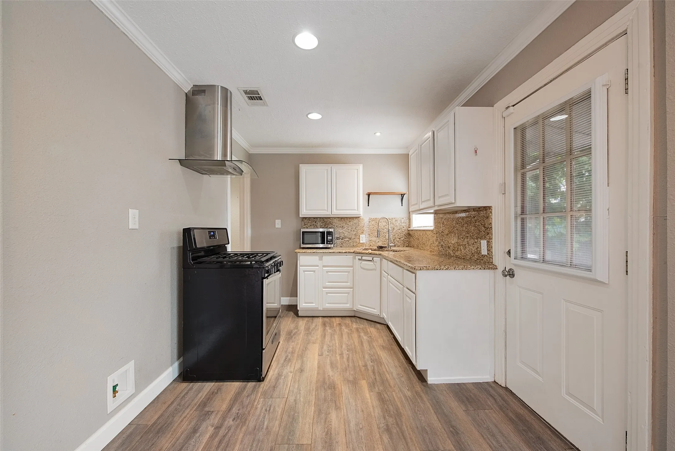 Single Family Residence For Sale in Tarrant County , 4913 Calmont Avenue, Fort Worth, Texas 76107, 3 Bedroom, 2 Bathroom, Garage spaces, 1,076 Sqft, built in 1949, Price $330,000, mls#21278525, Real Estate Agent in Fort Worth, Homes For Sale in Tarrant county, Homes For Sale in Fort Worth, Realtor in Fort Worth Texas, Real Estate Brokerage Independent Realty Texas, Luminita Cordes Realtor