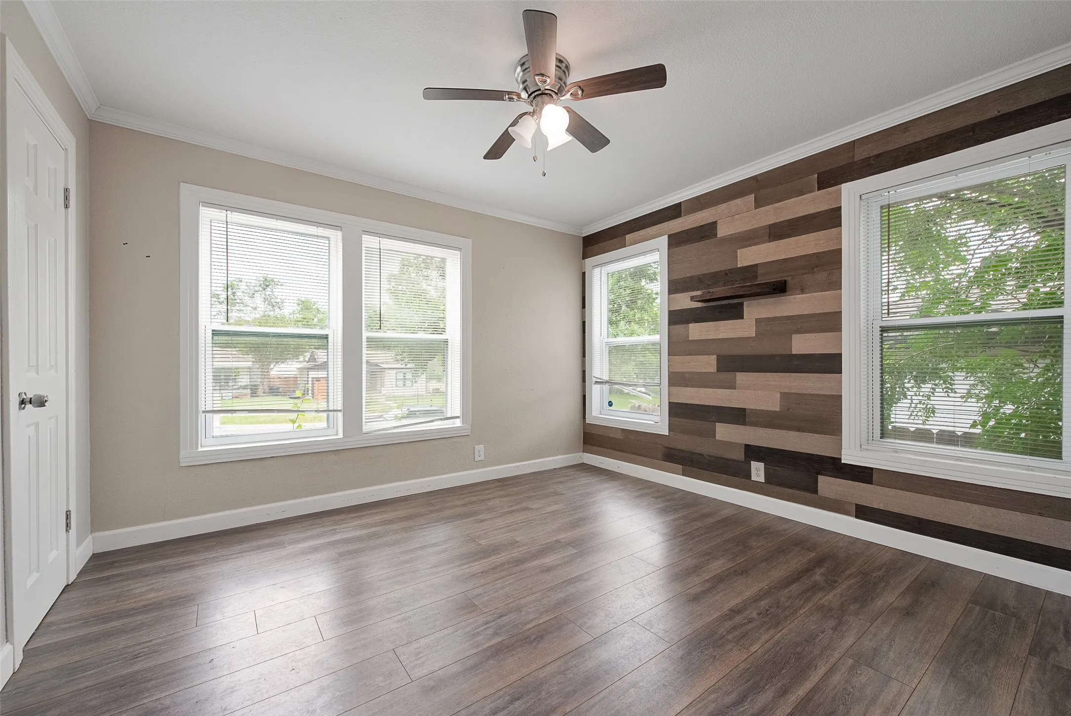 Single Family Residence For Sale in Tarrant County , 4913 Calmont Avenue, Fort Worth, Texas 76107, 3 Bedroom, 2 Bathroom, Garage spaces, 1,076 Sqft, built in 1949, Price $330,000, mls#21278525, Real Estate Agent in Fort Worth, Homes For Sale in Tarrant county, Homes For Sale in Fort Worth, Realtor in Fort Worth Texas, Real Estate Brokerage Independent Realty Texas, Luminita Cordes Realtor