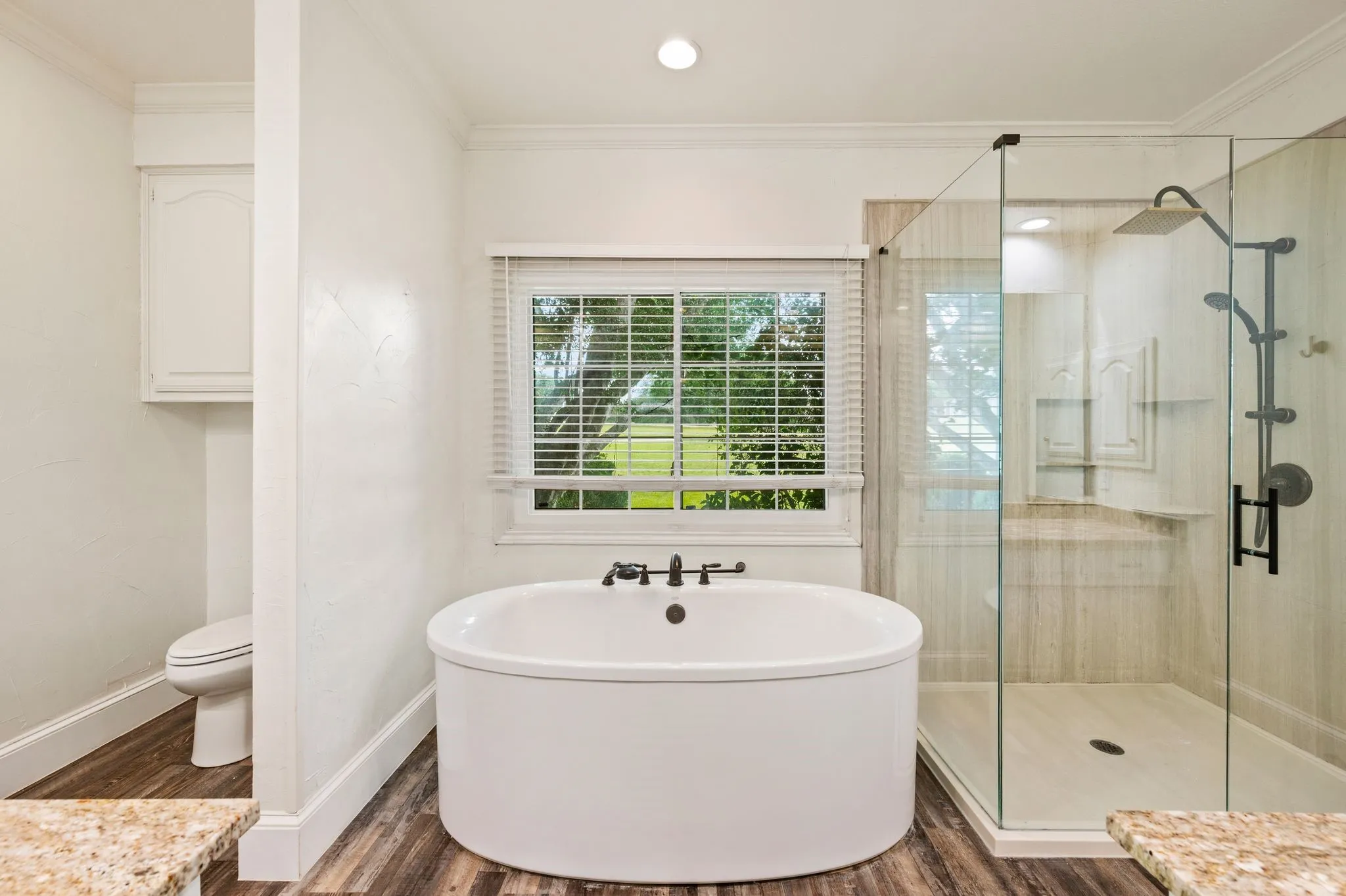 Stand alone soaking tub