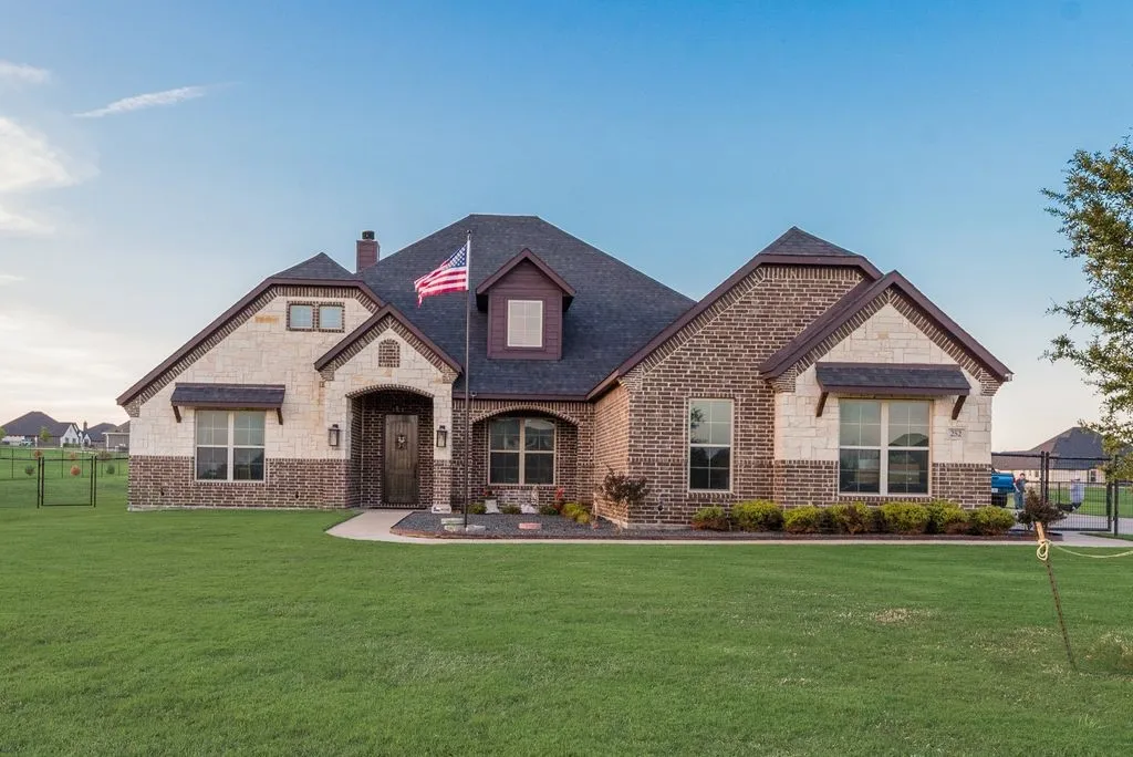 Single Family Residence For Sale in Johnson County , 252 Agua Linda Drive, Godley, Texas 76044, 4 Bedroom, 3 Bathroom, 3 Garage spaces, 2,858 Sqft, built in 2021, mls#21249867, Real Estate Agent in Godley, Homes For Sale in Johnson county, Homes For Sale in Godley, Realtor in Godley Texas, Real Estate Brokerage Independent Realty Texas, Luminita Cordes Realtor