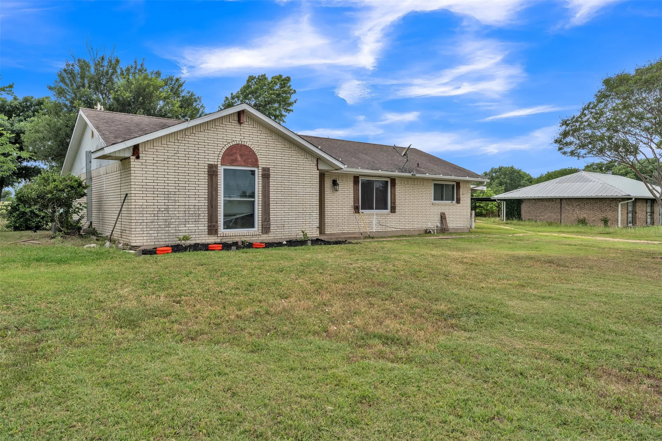 Single Family Residence For Sale in Ellis County , 2432 Fm 55, Waxahachie, Texas 75165, 3 Bedroom, 2 Bathroom, Garage spaces, 1,264 Sqft, built in 1975, mls#21278680, Real Estate Agent in Waxahachie, Homes For Sale in Ellis county, Homes For Sale in Waxahachie, Realtor in Waxahachie Texas, Real Estate Brokerage Independent Realty Texas, Luminita Cordes Realtor