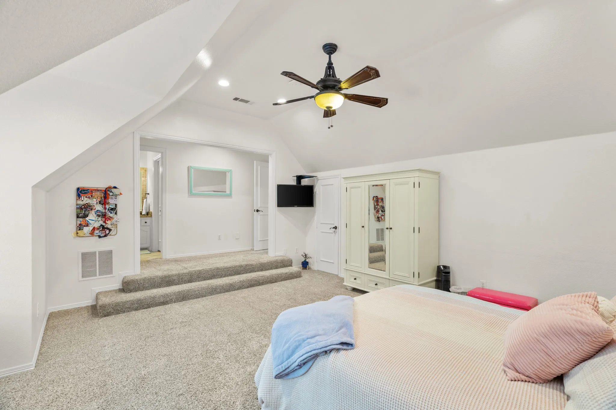 Single Family Residence For Sale in Tarrant County , 1203 Earlston Court, Southlake, Texas 76092, 5 Bedroom, 8 Bathroom, 3 Garage spaces, 6,960 Sqft, built in 1999, mls#21274452, Real Estate Agent in Southlake, Homes For Sale in Tarrant county, Homes For Sale in Southlake, Realtor in Southlake Texas, Real Estate Brokerage Independent Realty Texas, Luminita Cordes Realtor