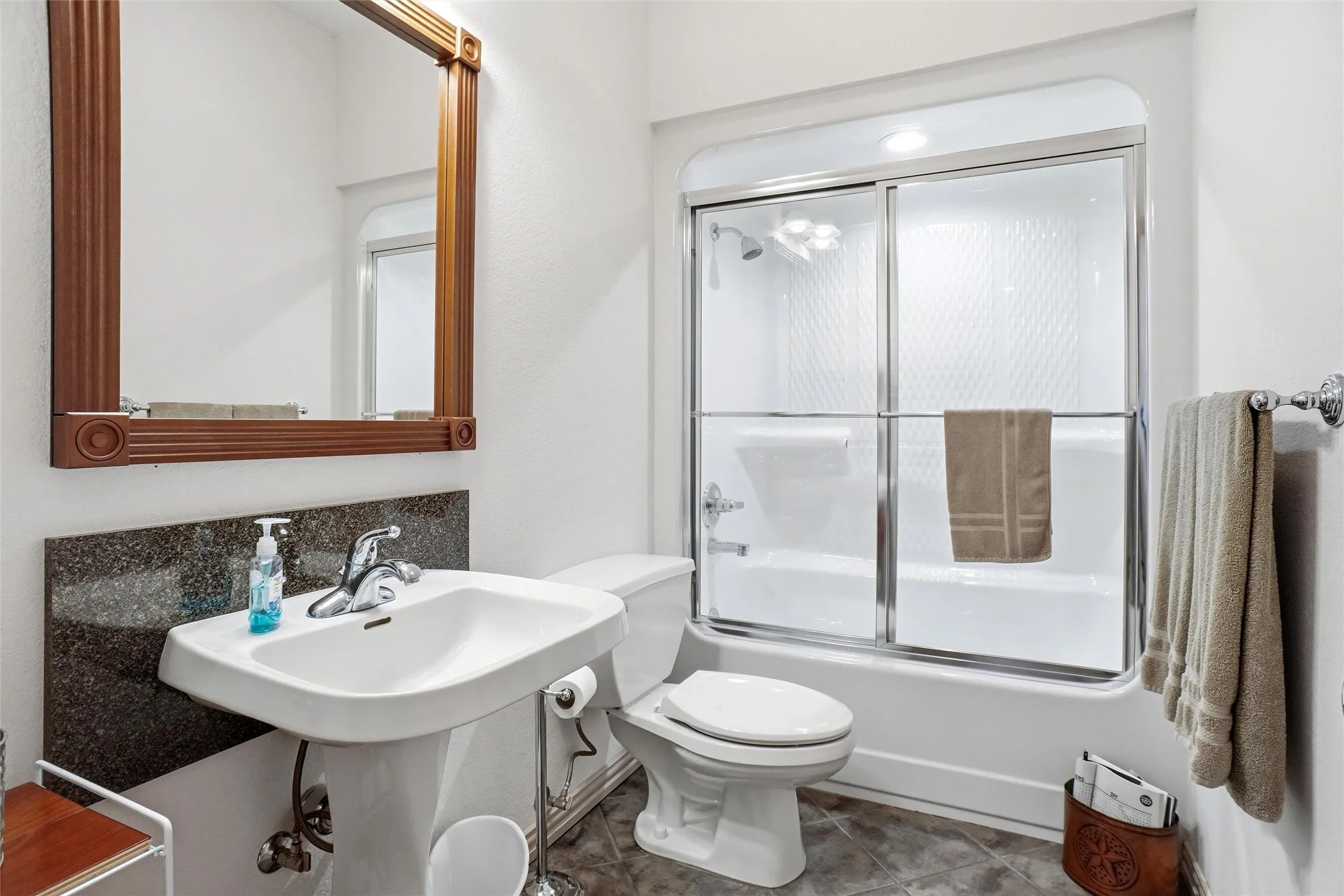 Single Family Residence For Sale in Hood County , 207 Bonita Drive, Granbury, Texas 76049, 3 Bedroom, 3 Bathroom, 3 Garage spaces, 1,684 Sqft, built in 2001, mls#21278796, Real Estate Agent in Granbury, Homes For Sale in Hood county, Homes For Sale in Granbury, Realtor in Granbury Texas, Real Estate Brokerage Independent Realty Texas, Luminita Cordes Realtor