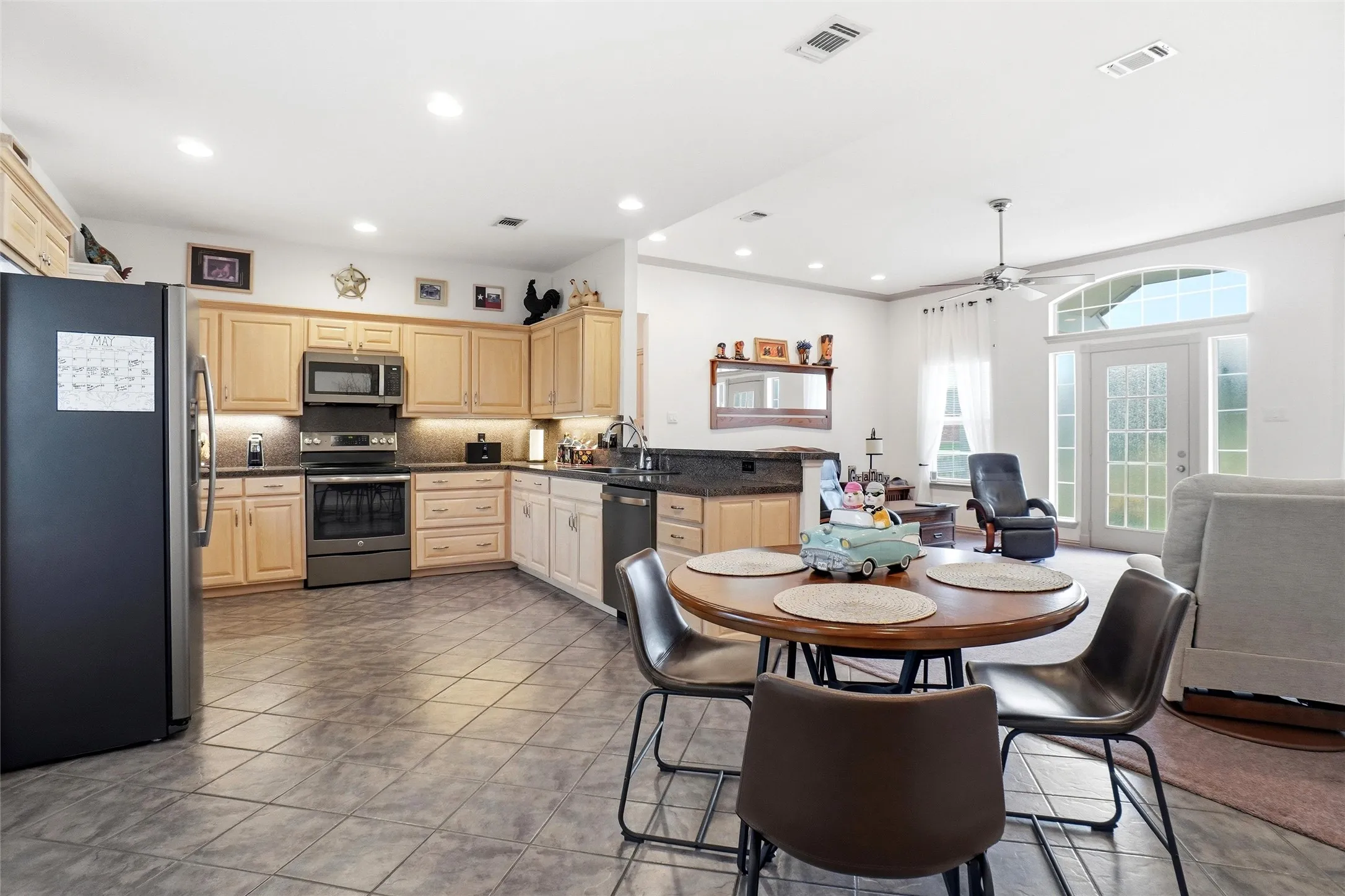 Single Family Residence For Sale in Hood County , 207 Bonita Drive, Granbury, Texas 76049, 3 Bedroom, 3 Bathroom, 3 Garage spaces, 1,684 Sqft, built in 2001, mls#21278796, Real Estate Agent in Granbury, Homes For Sale in Hood county, Homes For Sale in Granbury, Realtor in Granbury Texas, Real Estate Brokerage Independent Realty Texas, Luminita Cordes Realtor