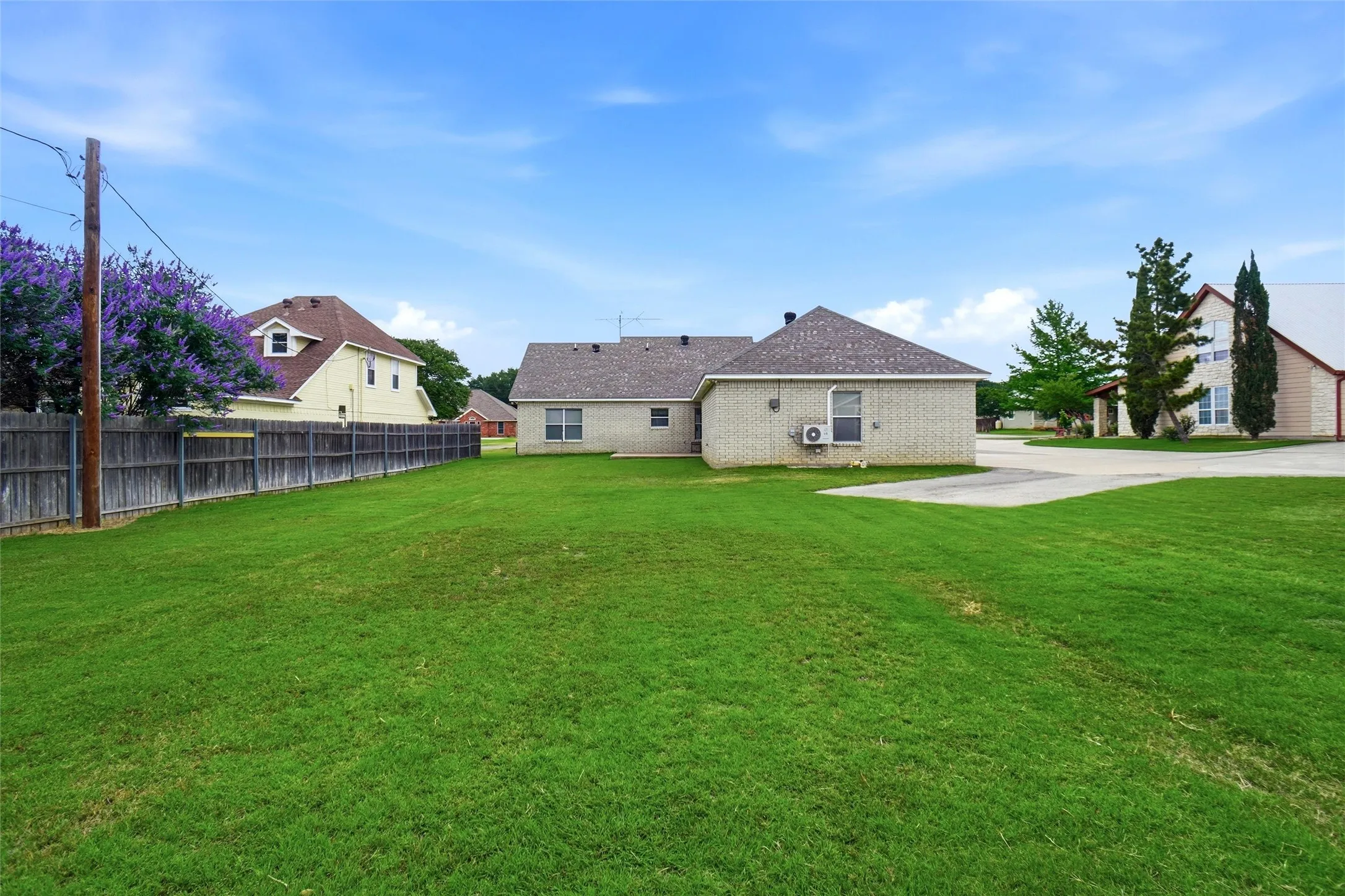 Single Family Residence For Sale in Hood County , 207 Bonita Drive, Granbury, Texas 76049, 3 Bedroom, 3 Bathroom, 3 Garage spaces, 1,684 Sqft, built in 2001, mls#21278796, Real Estate Agent in Granbury, Homes For Sale in Hood county, Homes For Sale in Granbury, Realtor in Granbury Texas, Real Estate Brokerage Independent Realty Texas, Luminita Cordes Realtor