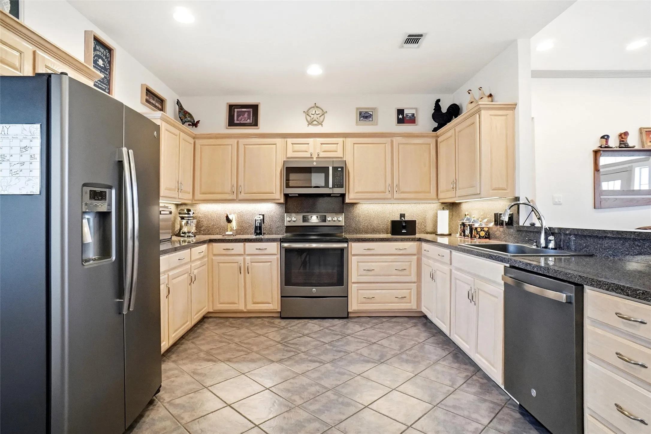 Single Family Residence For Sale in Hood County , 207 Bonita Drive, Granbury, Texas 76049, 3 Bedroom, 3 Bathroom, 3 Garage spaces, 1,684 Sqft, built in 2001, mls#21278796, Real Estate Agent in Granbury, Homes For Sale in Hood county, Homes For Sale in Granbury, Realtor in Granbury Texas, Real Estate Brokerage Independent Realty Texas, Luminita Cordes Realtor