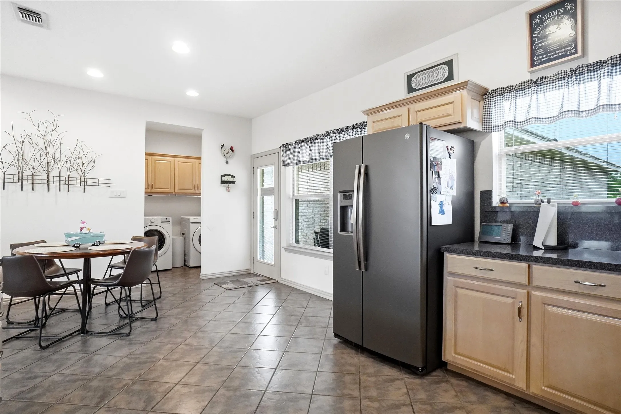Single Family Residence For Sale in Hood County , 207 Bonita Drive, Granbury, Texas 76049, 3 Bedroom, 3 Bathroom, 3 Garage spaces, 1,684 Sqft, built in 2001, mls#21278796, Real Estate Agent in Granbury, Homes For Sale in Hood county, Homes For Sale in Granbury, Realtor in Granbury Texas, Real Estate Brokerage Independent Realty Texas, Luminita Cordes Realtor