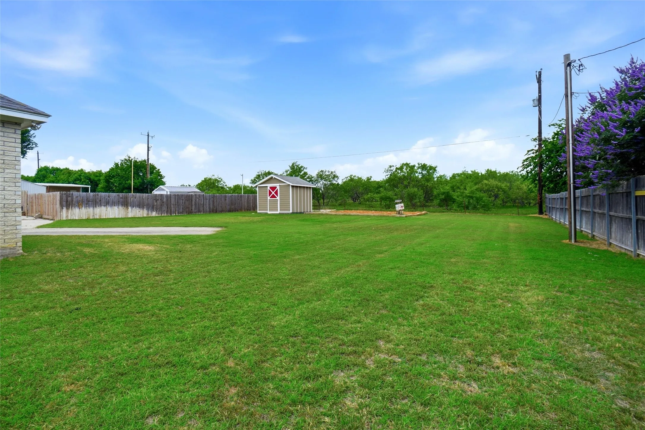 Single Family Residence For Sale in Hood County , 207 Bonita Drive, Granbury, Texas 76049, 3 Bedroom, 3 Bathroom, 3 Garage spaces, 1,684 Sqft, built in 2001, mls#21278796, Real Estate Agent in Granbury, Homes For Sale in Hood county, Homes For Sale in Granbury, Realtor in Granbury Texas, Real Estate Brokerage Independent Realty Texas, Luminita Cordes Realtor