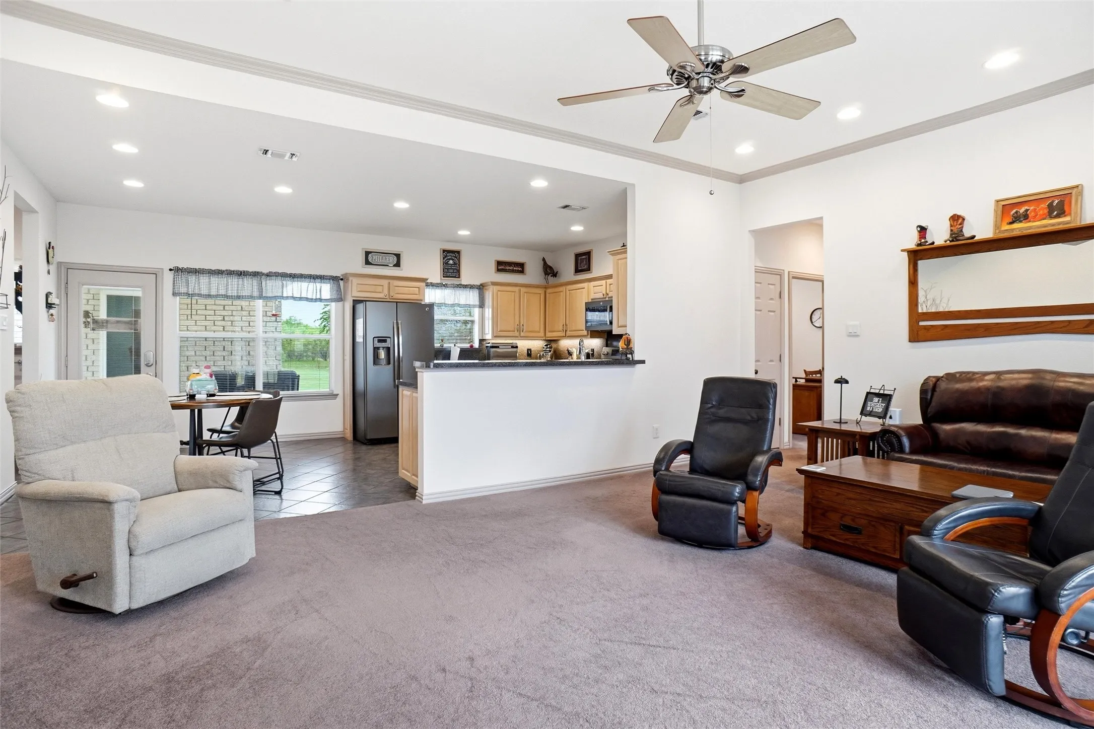Single Family Residence For Sale in Hood County , 207 Bonita Drive, Granbury, Texas 76049, 3 Bedroom, 3 Bathroom, 3 Garage spaces, 1,684 Sqft, built in 2001, mls#21278796, Real Estate Agent in Granbury, Homes For Sale in Hood county, Homes For Sale in Granbury, Realtor in Granbury Texas, Real Estate Brokerage Independent Realty Texas, Luminita Cordes Realtor