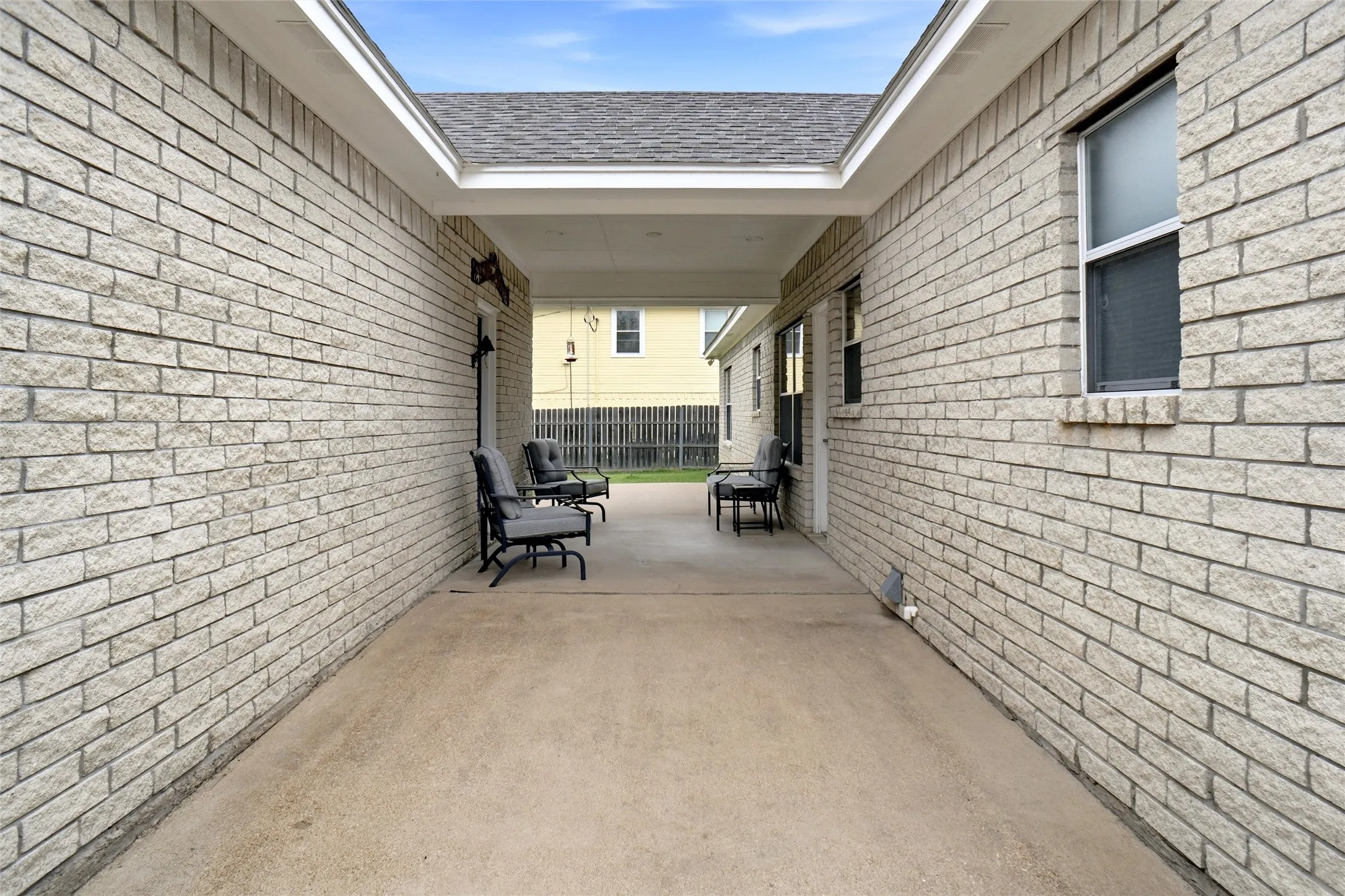 Single Family Residence For Sale in Hood County , 207 Bonita Drive, Granbury, Texas 76049, 3 Bedroom, 3 Bathroom, 3 Garage spaces, 1,684 Sqft, built in 2001, mls#21278796, Real Estate Agent in Granbury, Homes For Sale in Hood county, Homes For Sale in Granbury, Realtor in Granbury Texas, Real Estate Brokerage Independent Realty Texas, Luminita Cordes Realtor
