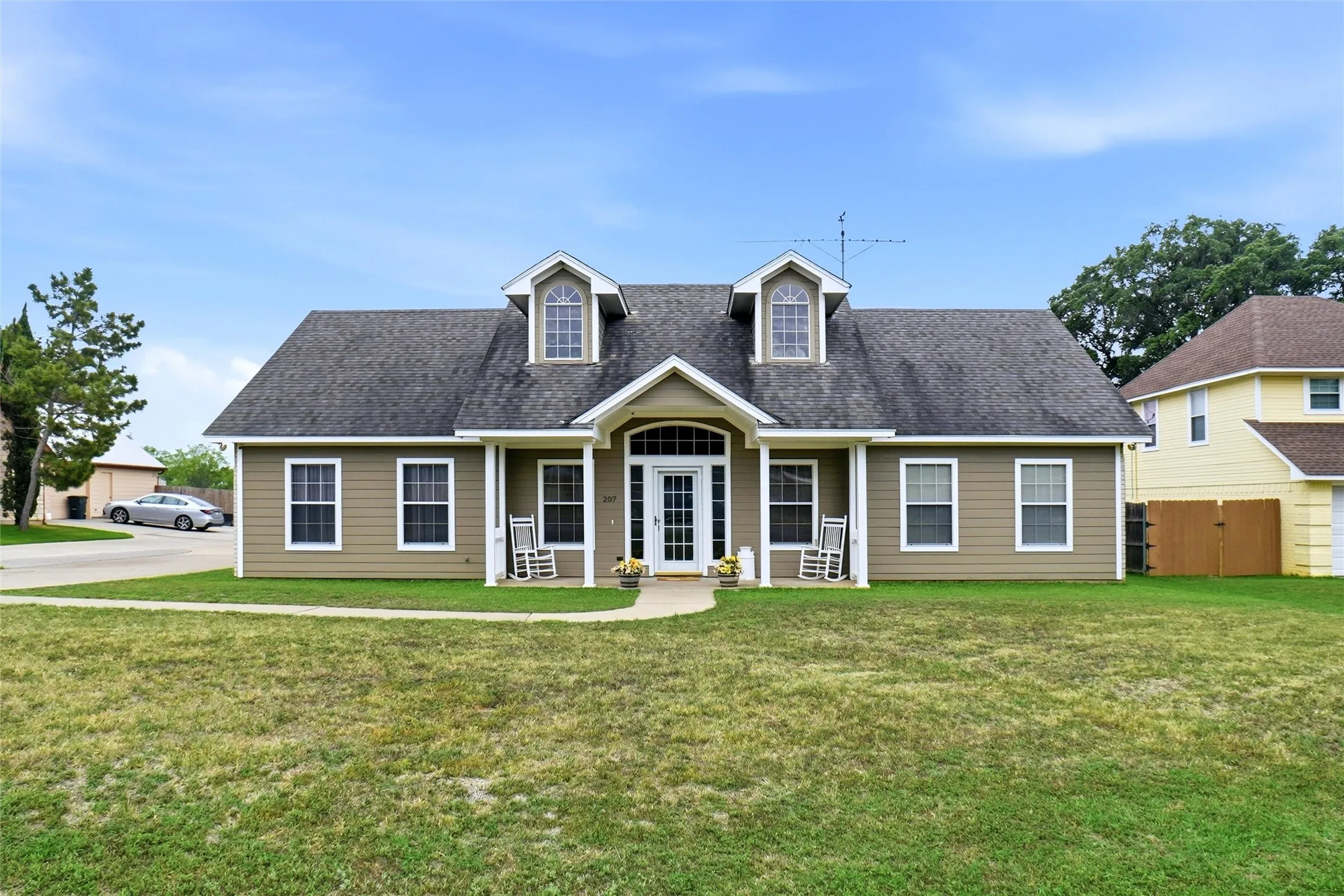 Single Family Residence For Sale in Hood County , 207 Bonita Drive, Granbury, Texas 76049, 3 Bedroom, 3 Bathroom, 3 Garage spaces, 1,684 Sqft, built in 2001, mls#21278796, Real Estate Agent in Granbury, Homes For Sale in Hood county, Homes For Sale in Granbury, Realtor in Granbury Texas, Real Estate Brokerage Independent Realty Texas, Luminita Cordes Realtor
