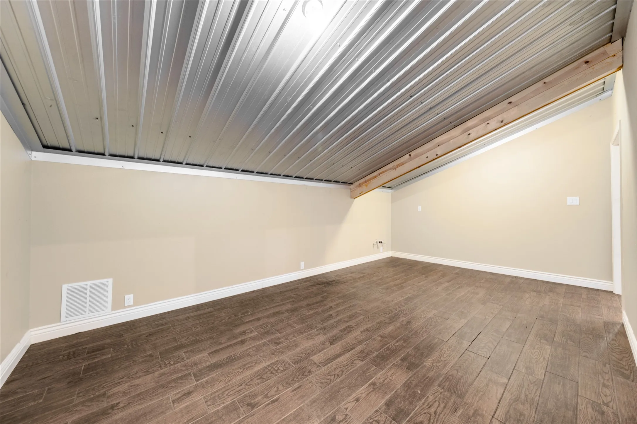 Single Family Residence For Sale in Anderson County , 2455 An County Road 453, Palestine, Texas 75803, 5 Bedroom, 5 Bathroom, Garage spaces, 3,300 Sqft, built in 2016, mls#21265377, Real Estate Agent in Palestine, Homes For Sale in Anderson county, Homes For Sale in Palestine, Realtor in Palestine Texas, Real Estate Brokerage Independent Realty Texas, Luminita Cordes Realtor