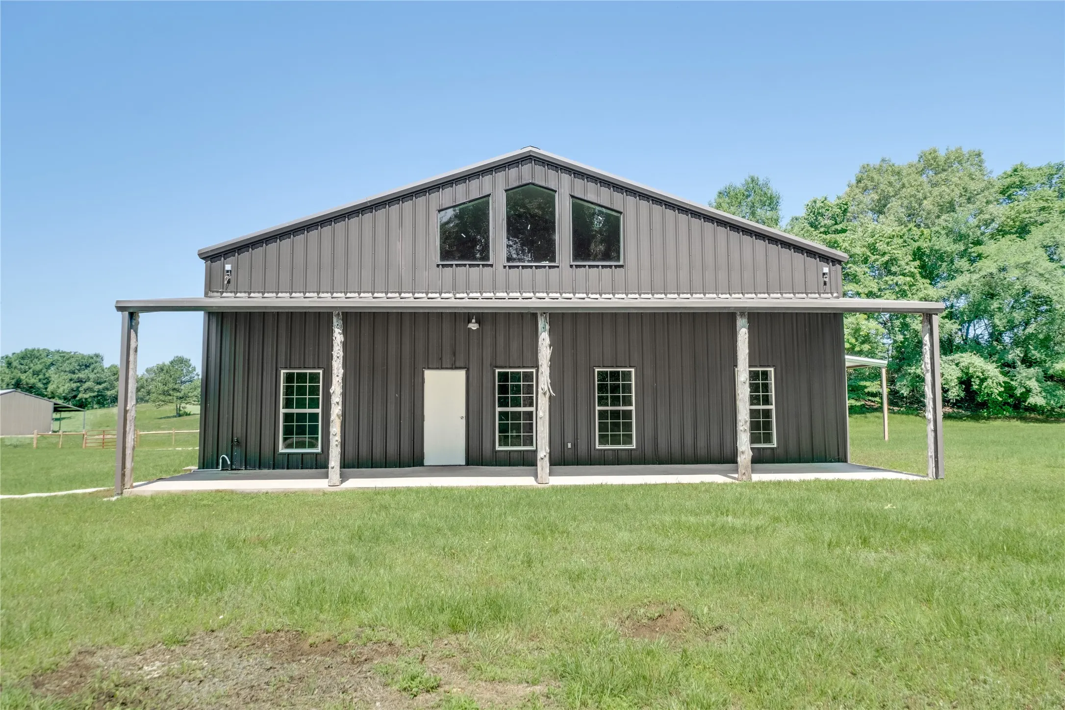 Single Family Residence For Sale in Anderson County , 2455 An County Road 453, Palestine, Texas 75803, 5 Bedroom, 5 Bathroom, Garage spaces, 3,300 Sqft, built in 2016, mls#21265377, Real Estate Agent in Palestine, Homes For Sale in Anderson county, Homes For Sale in Palestine, Realtor in Palestine Texas, Real Estate Brokerage Independent Realty Texas, Luminita Cordes Realtor