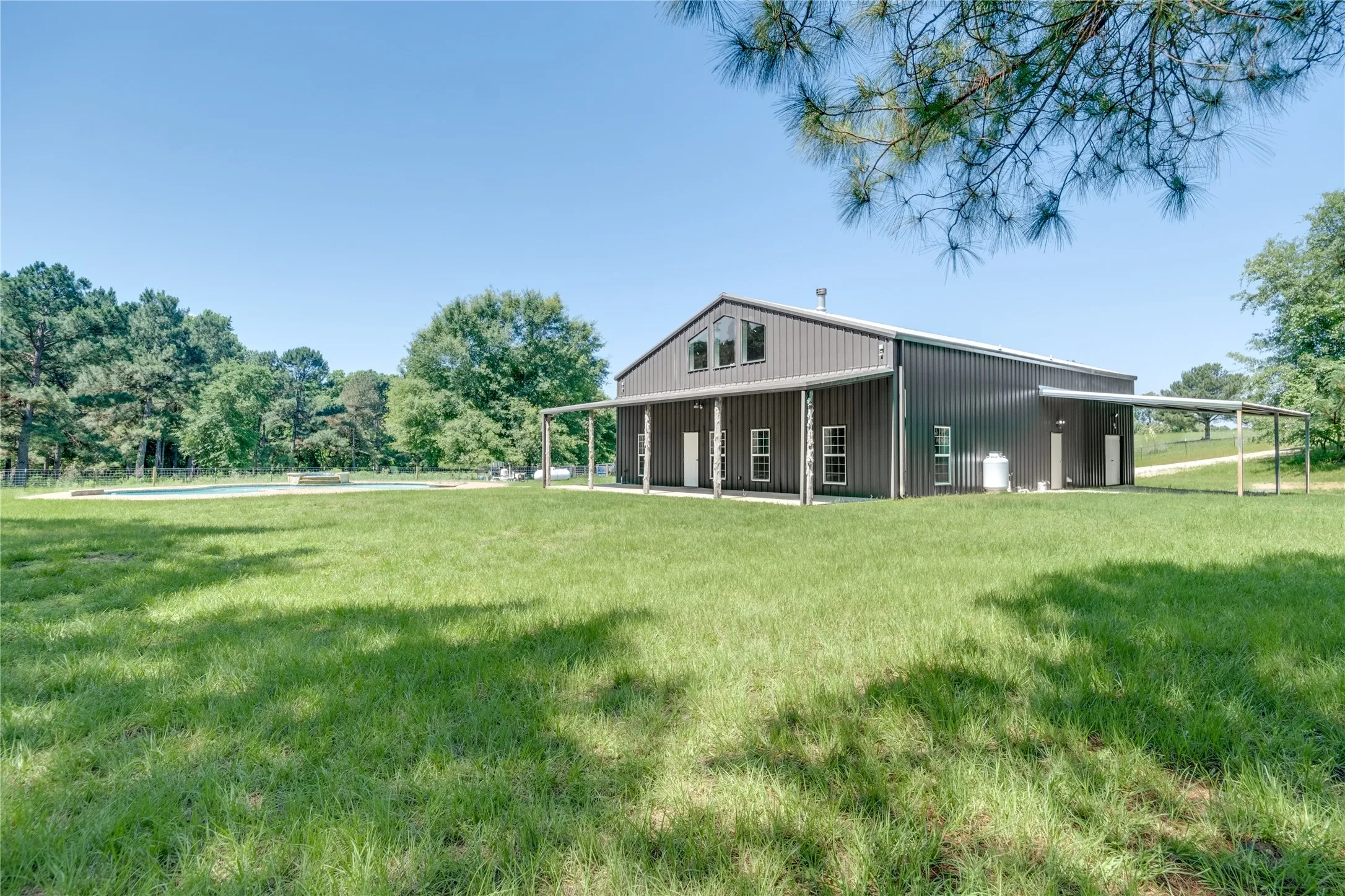 Single Family Residence For Sale in Anderson County , 2455 An County Road 453, Palestine, Texas 75803, 5 Bedroom, 5 Bathroom, Garage spaces, 3,300 Sqft, built in 2016, mls#21265377, Real Estate Agent in Palestine, Homes For Sale in Anderson county, Homes For Sale in Palestine, Realtor in Palestine Texas, Real Estate Brokerage Independent Realty Texas, Luminita Cordes Realtor