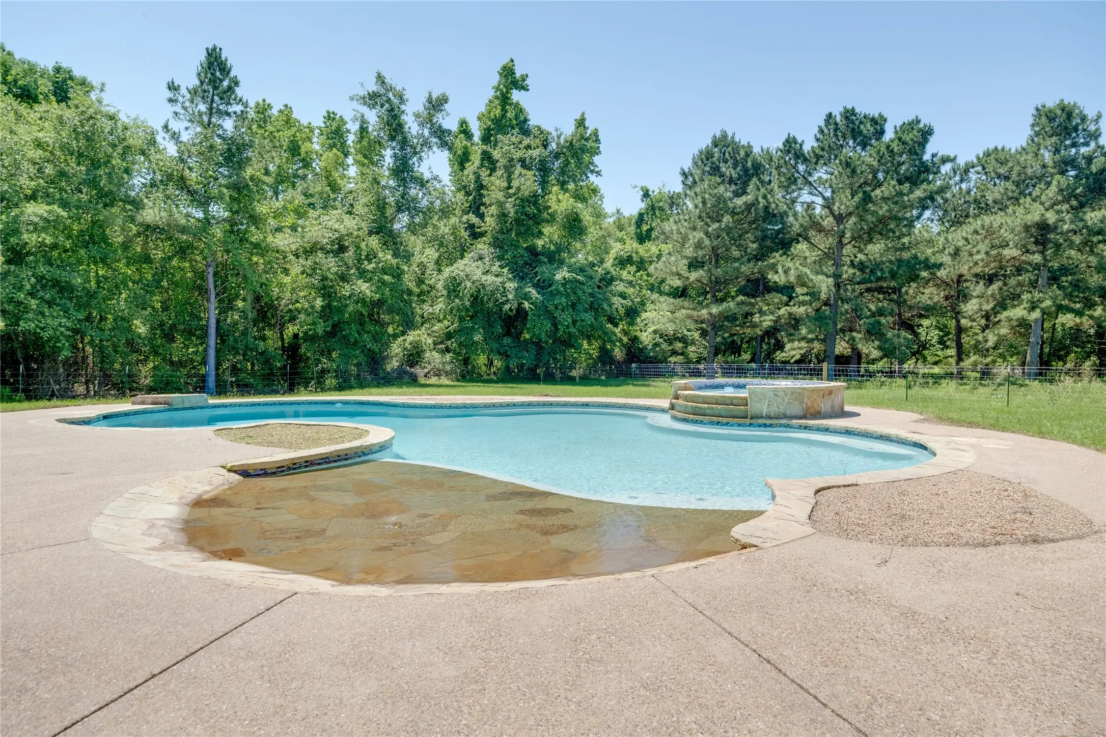 Single Family Residence For Sale in Anderson County , 2455 An County Road 453, Palestine, Texas 75803, 5 Bedroom, 5 Bathroom, Garage spaces, 3,300 Sqft, built in 2016, mls#21265377, Real Estate Agent in Palestine, Homes For Sale in Anderson county, Homes For Sale in Palestine, Realtor in Palestine Texas, Real Estate Brokerage Independent Realty Texas, Luminita Cordes Realtor