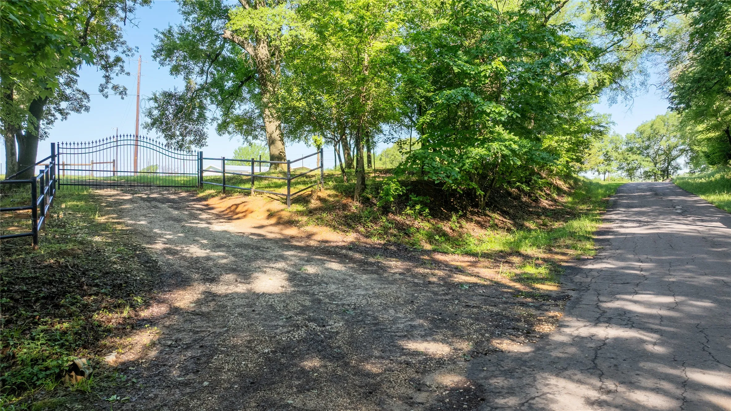 Single Family Residence For Sale in Anderson County , 2455 An County Road 453, Palestine, Texas 75803, 5 Bedroom, 5 Bathroom, Garage spaces, 3,300 Sqft, built in 2016, mls#21265377, Real Estate Agent in Palestine, Homes For Sale in Anderson county, Homes For Sale in Palestine, Realtor in Palestine Texas, Real Estate Brokerage Independent Realty Texas, Luminita Cordes Realtor