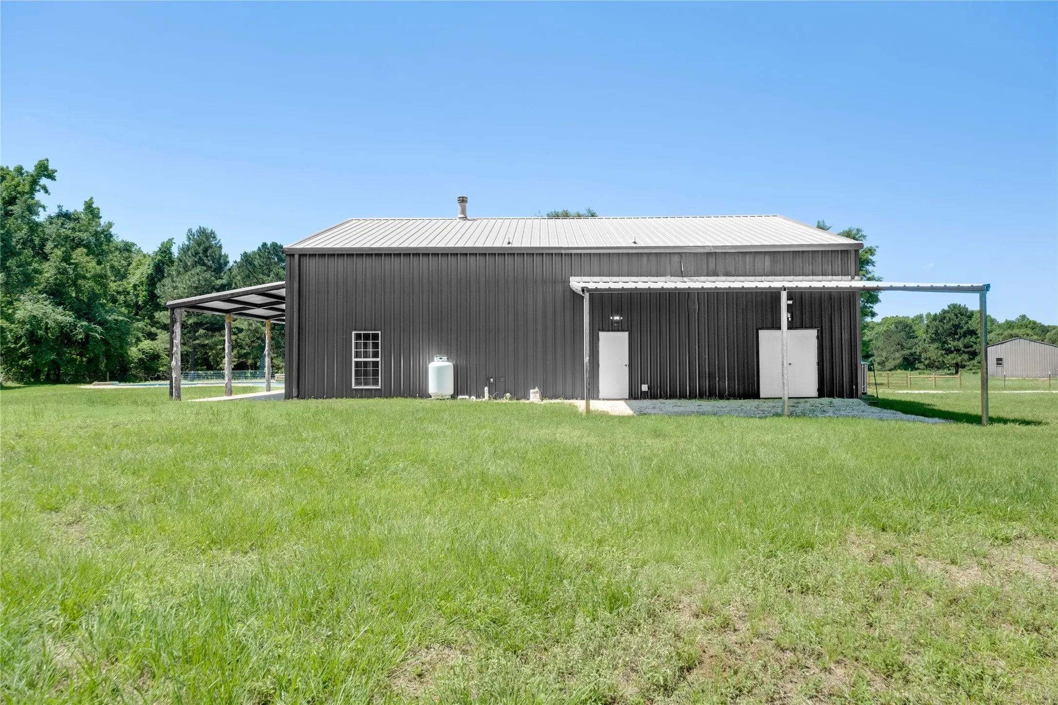 Single Family Residence For Sale in Anderson County , 2455 An County Road 453, Palestine, Texas 75803, 5 Bedroom, 5 Bathroom, Garage spaces, 3,300 Sqft, built in 2016, mls#21265377, Real Estate Agent in Palestine, Homes For Sale in Anderson county, Homes For Sale in Palestine, Realtor in Palestine Texas, Real Estate Brokerage Independent Realty Texas, Luminita Cordes Realtor