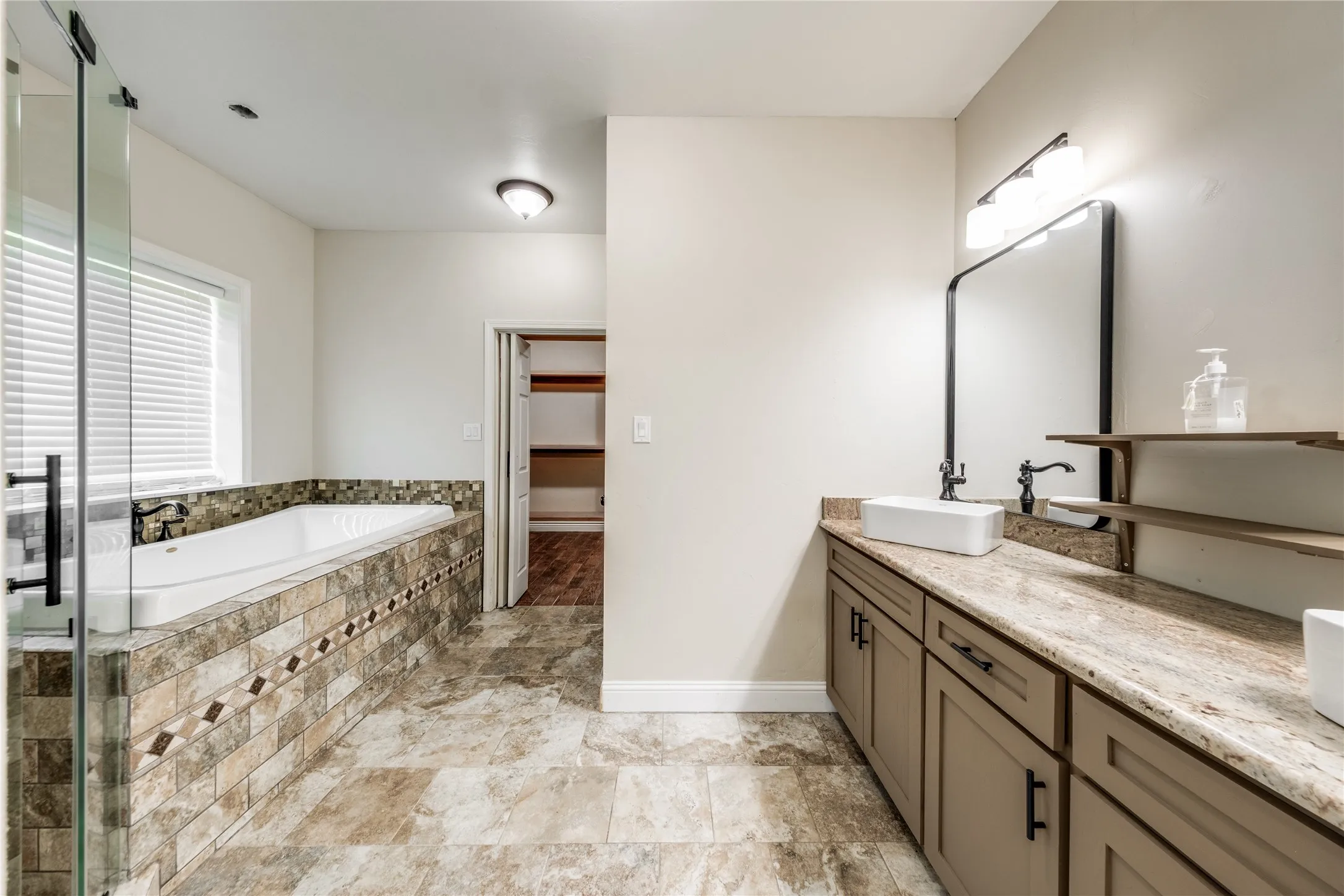 Single Family Residence For Sale in Anderson County , 2455 An County Road 453, Palestine, Texas 75803, 5 Bedroom, 5 Bathroom, Garage spaces, 3,300 Sqft, built in 2016, mls#21265377, Real Estate Agent in Palestine, Homes For Sale in Anderson county, Homes For Sale in Palestine, Realtor in Palestine Texas, Real Estate Brokerage Independent Realty Texas, Luminita Cordes Realtor