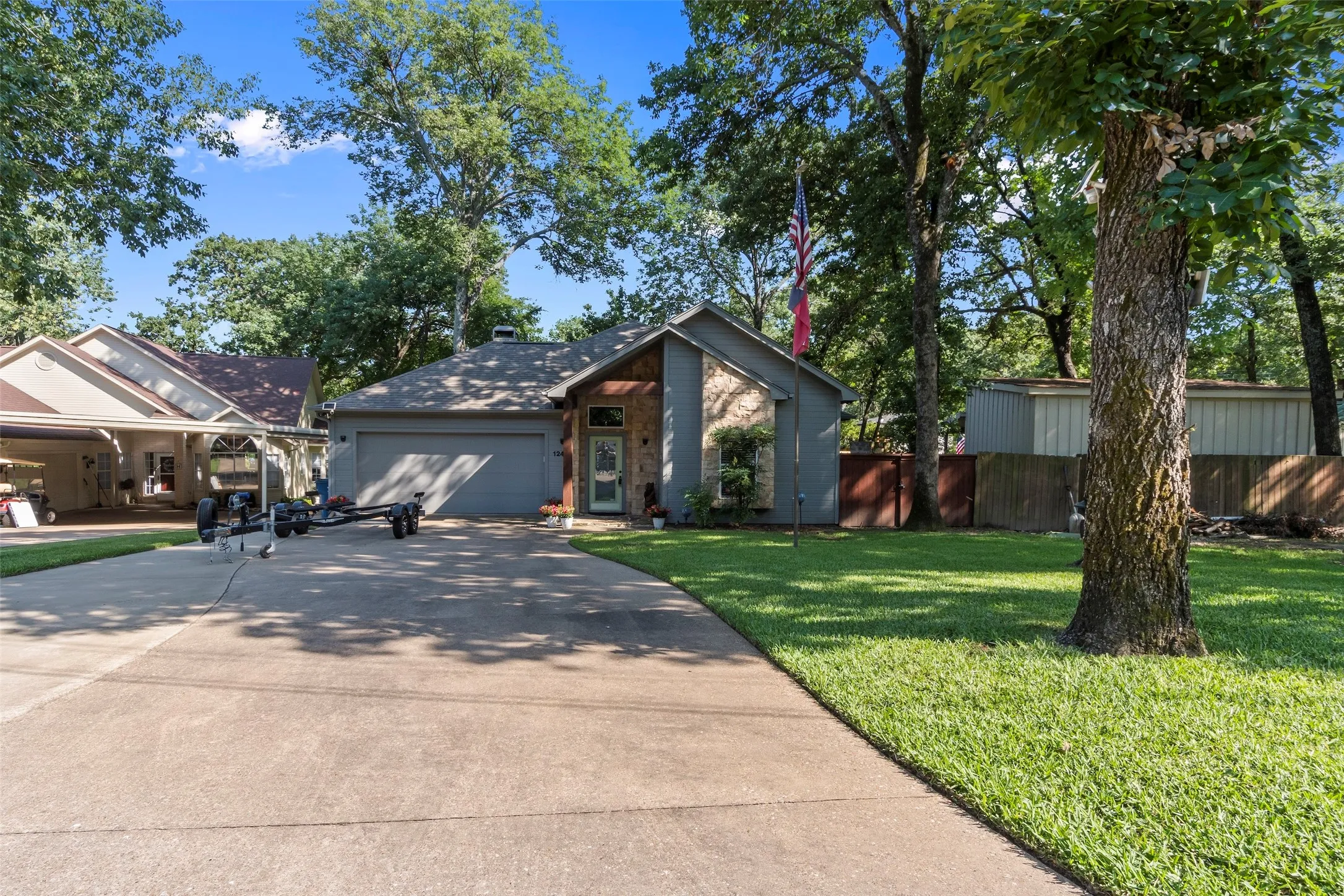 Expansive driveway with plenty of parking.