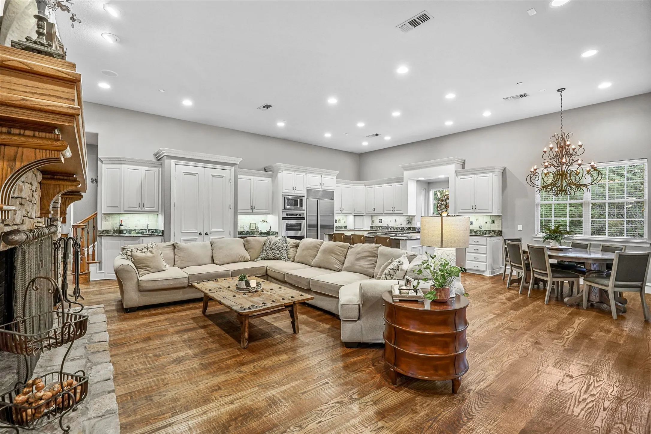 Open Floorplan for easy entertaining!