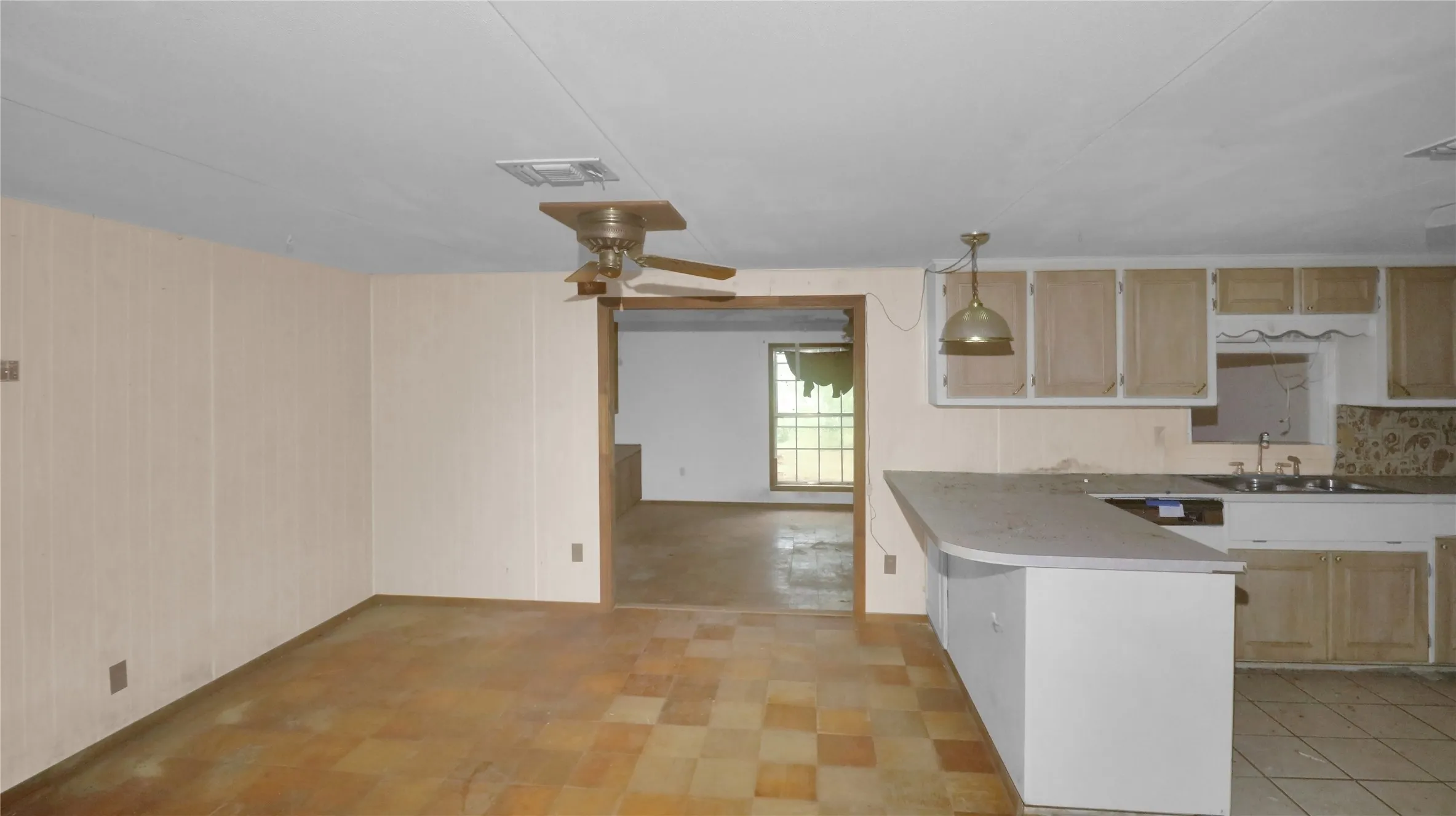 Mobile Home For Sale in Montague County , 306 Denver Road, Sunset, Texas 76270, 3 Bedroom, 2 Bathroom, Garage spaces, 2,632 Sqft, built in 1961, Price $99,900, mls#21278845, Real Estate Agent in Sunset, Homes For Sale in Montague county, Homes For Sale in Sunset, Realtor in Sunset Texas, Real Estate Brokerage Independent Realty Texas, Luminita Cordes Realtor