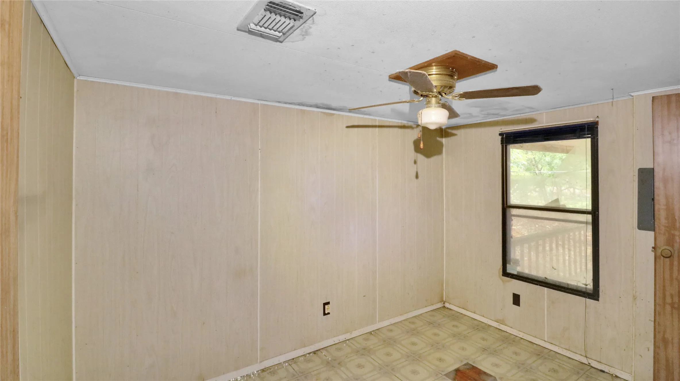 Mobile Home For Sale in Montague County , 306 Denver Road, Sunset, Texas 76270, 3 Bedroom, 2 Bathroom, Garage spaces, 2,632 Sqft, built in 1961, Price $99,900, mls#21278845, Real Estate Agent in Sunset, Homes For Sale in Montague county, Homes For Sale in Sunset, Realtor in Sunset Texas, Real Estate Brokerage Independent Realty Texas, Luminita Cordes Realtor