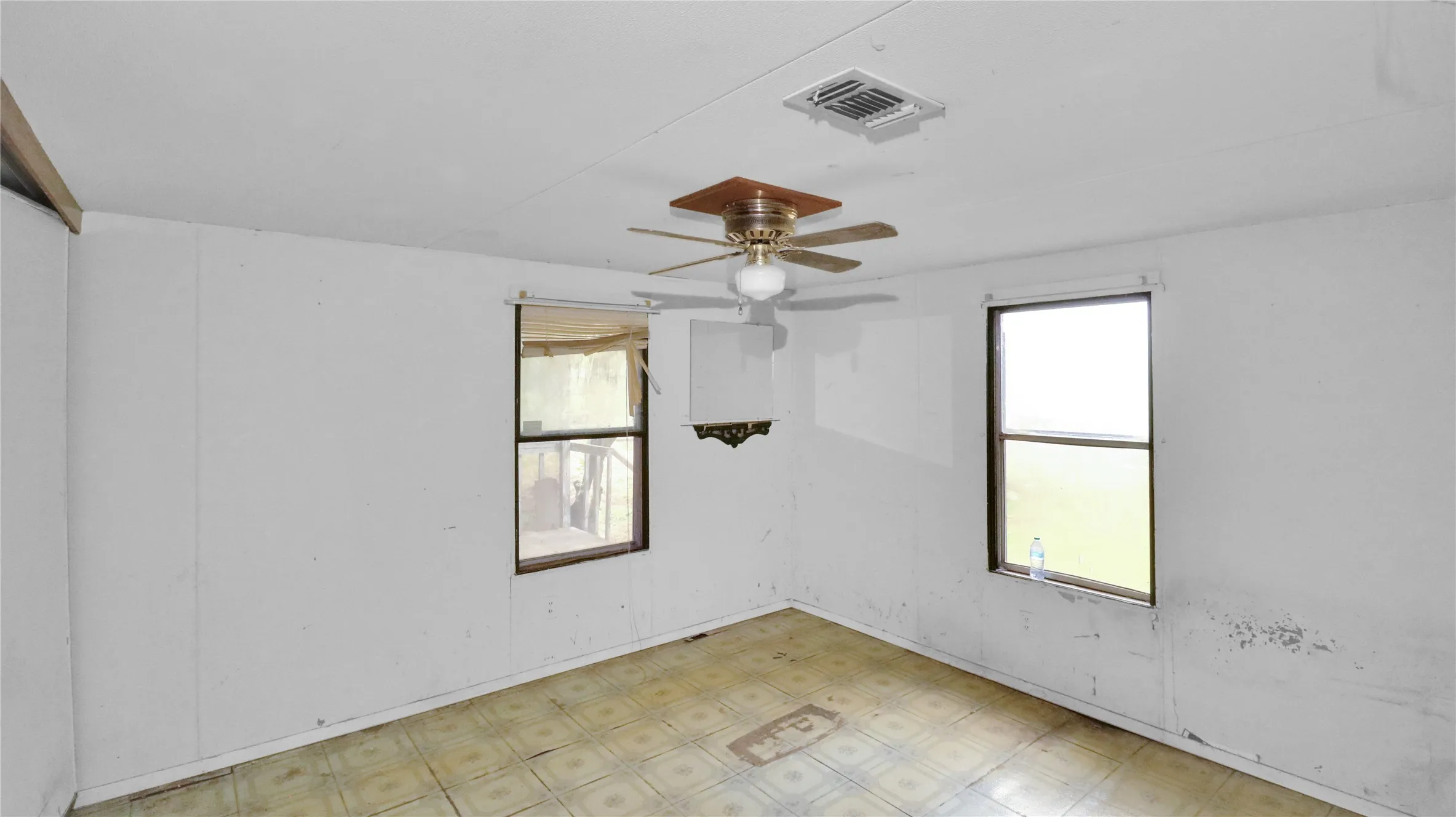 Mobile Home For Sale in Montague County , 306 Denver Road, Sunset, Texas 76270, 3 Bedroom, 2 Bathroom, Garage spaces, 2,632 Sqft, built in 1961, Price $99,900, mls#21278845, Real Estate Agent in Sunset, Homes For Sale in Montague county, Homes For Sale in Sunset, Realtor in Sunset Texas, Real Estate Brokerage Independent Realty Texas, Luminita Cordes Realtor