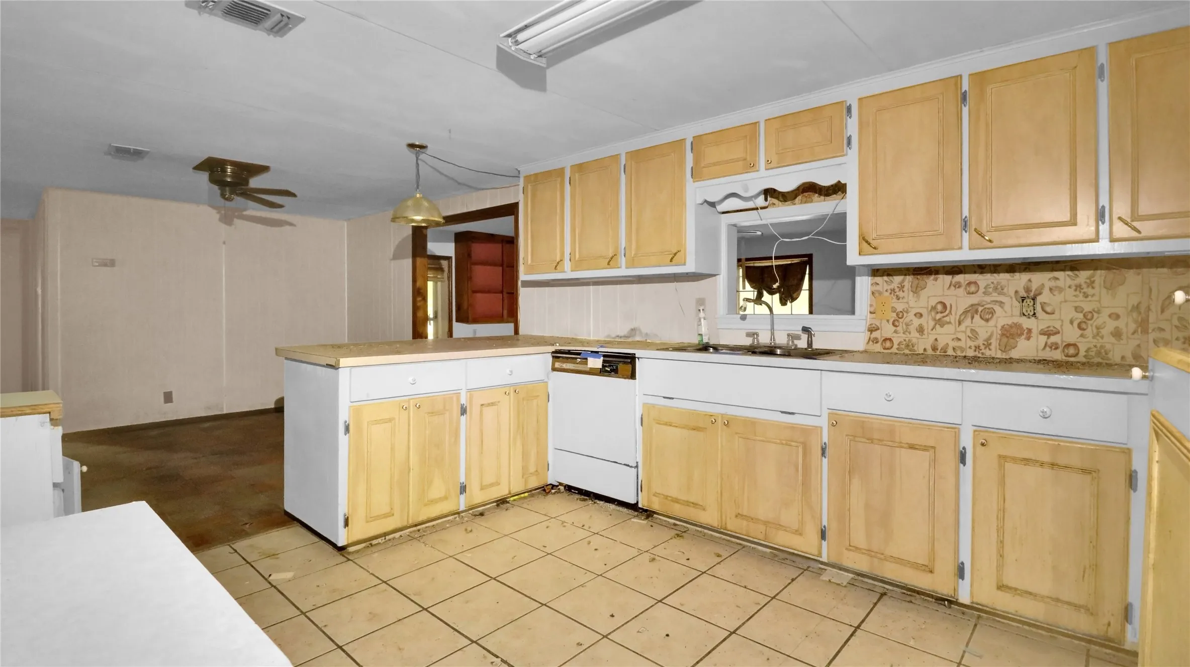 Mobile Home For Sale in Montague County , 306 Denver Road, Sunset, Texas 76270, 3 Bedroom, 2 Bathroom, Garage spaces, 2,632 Sqft, built in 1961, Price $99,900, mls#21278845, Real Estate Agent in Sunset, Homes For Sale in Montague county, Homes For Sale in Sunset, Realtor in Sunset Texas, Real Estate Brokerage Independent Realty Texas, Luminita Cordes Realtor