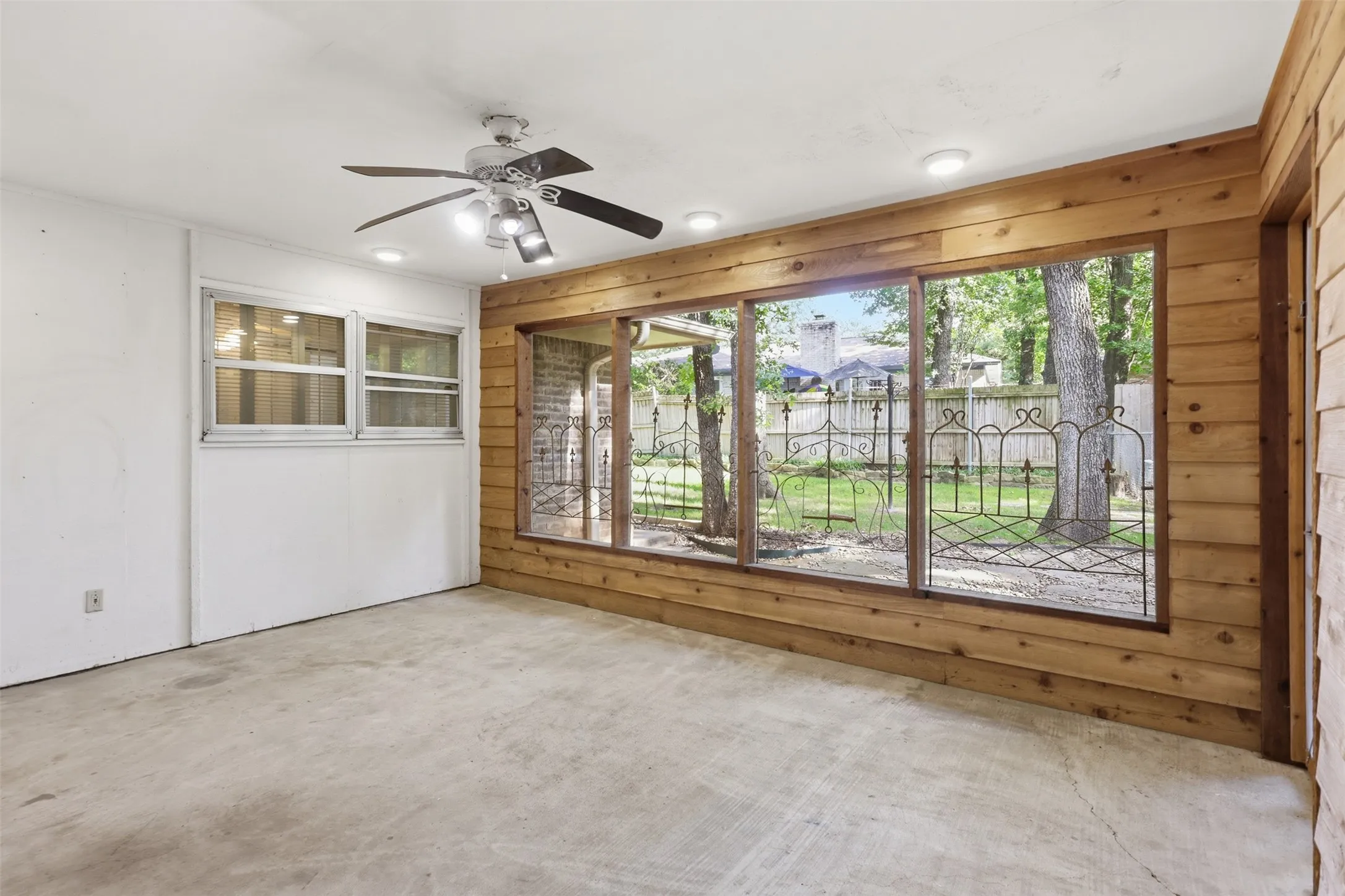 Single Family Residence For Sale in Tarrant County , 2108 Edgewood Court, Arlington, Texas 76013, 4 Bedroom, 3 Bathroom, 2 Garage spaces, 2,506 Sqft, built in 1973, mls#21261092, Real Estate Agent in Arlington, Homes For Sale in Tarrant county, Homes For Sale in Arlington, Realtor in Arlington Texas, Real Estate Brokerage Independent Realty Texas, Luminita Cordes Realtor