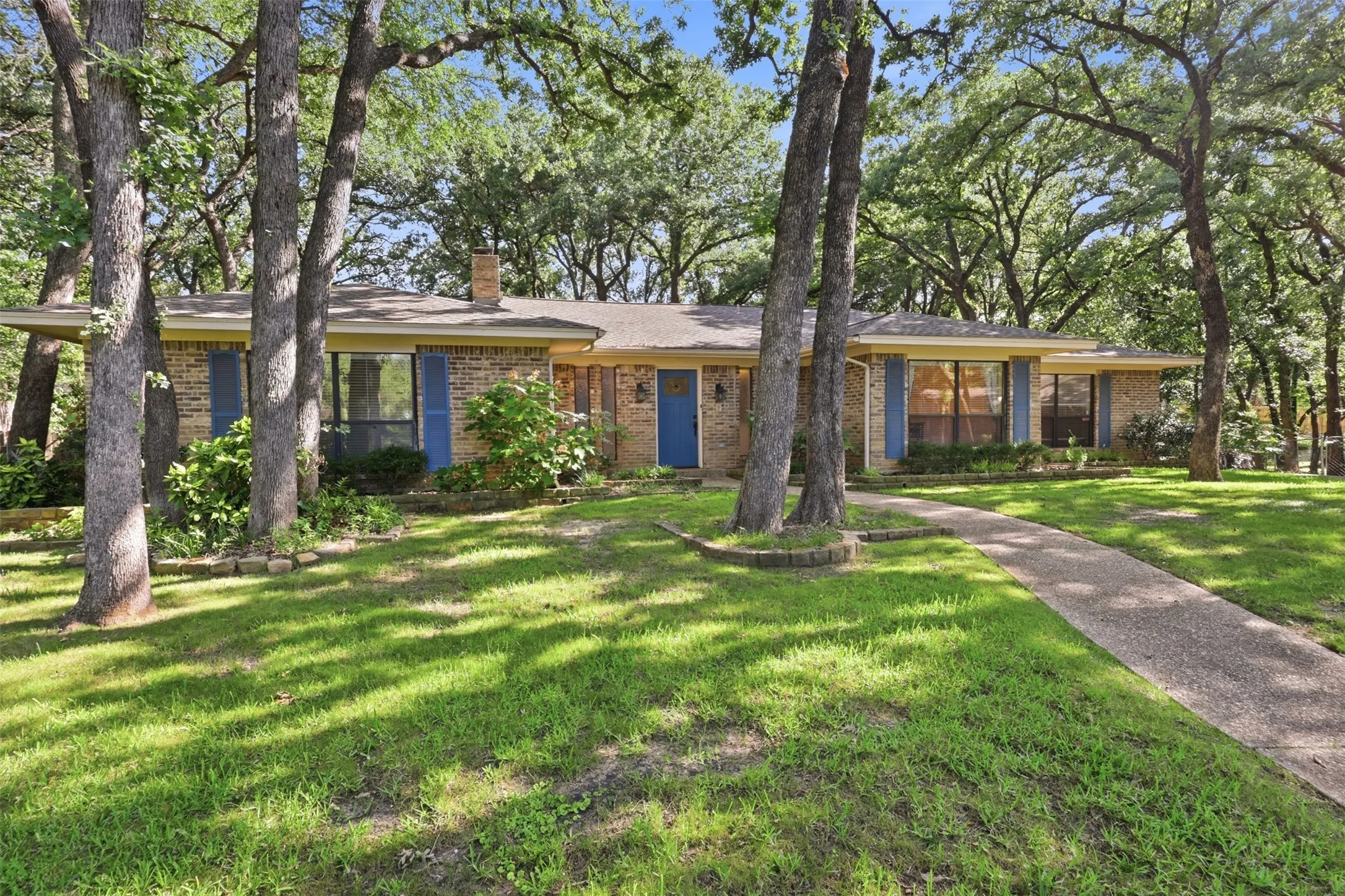 Single Family Residence For Sale in Tarrant County , 2108 Edgewood Court, Arlington, Texas 76013, 4 Bedroom, 3 Bathroom, 2 Garage spaces, 2,506 Sqft, built in 1973, mls#21261092, Real Estate Agent in Arlington, Homes For Sale in Tarrant county, Homes For Sale in Arlington, Realtor in Arlington Texas, Real Estate Brokerage Independent Realty Texas, Luminita Cordes Realtor