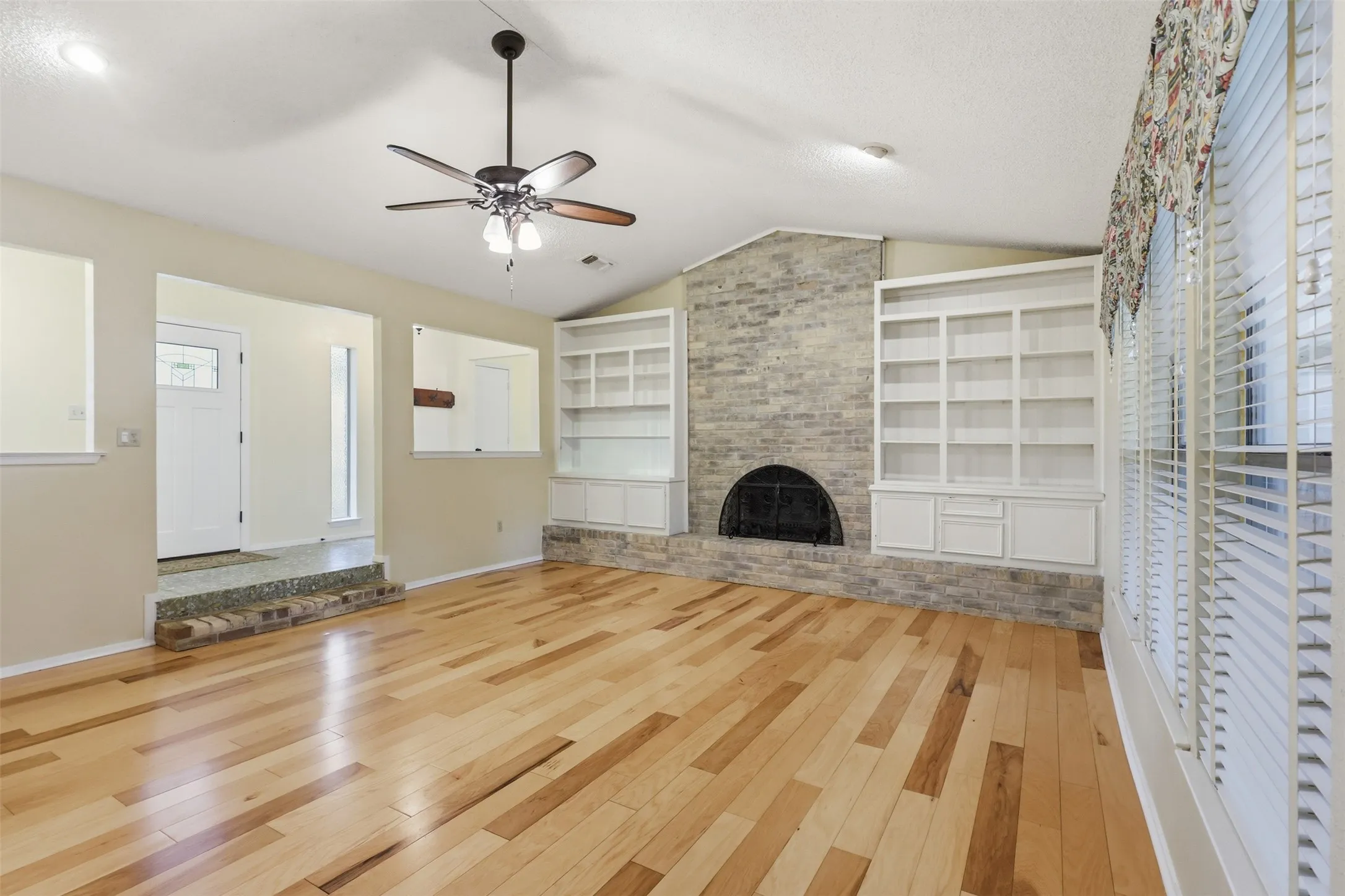 Single Family Residence For Sale in Tarrant County , 2108 Edgewood Court, Arlington, Texas 76013, 4 Bedroom, 3 Bathroom, 2 Garage spaces, 2,506 Sqft, built in 1973, mls#21261092, Real Estate Agent in Arlington, Homes For Sale in Tarrant county, Homes For Sale in Arlington, Realtor in Arlington Texas, Real Estate Brokerage Independent Realty Texas, Luminita Cordes Realtor