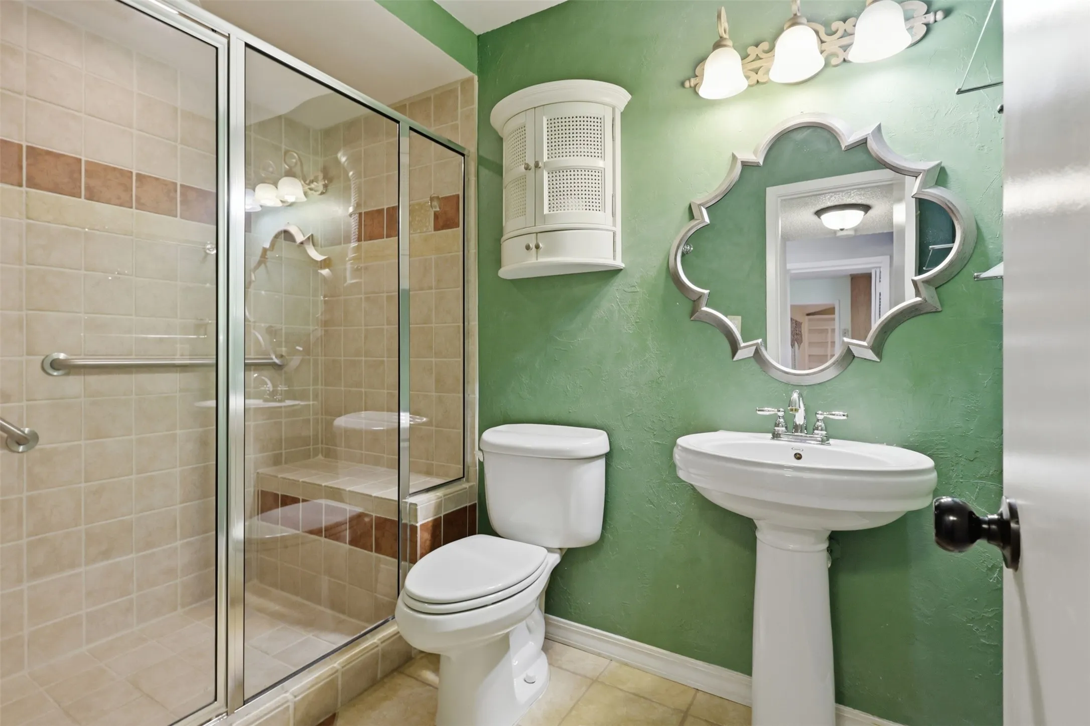 Single Family Residence For Sale in Tarrant County , 2108 Edgewood Court, Arlington, Texas 76013, 4 Bedroom, 3 Bathroom, 2 Garage spaces, 2,506 Sqft, built in 1973, mls#21261092, Real Estate Agent in Arlington, Homes For Sale in Tarrant county, Homes For Sale in Arlington, Realtor in Arlington Texas, Real Estate Brokerage Independent Realty Texas, Luminita Cordes Realtor