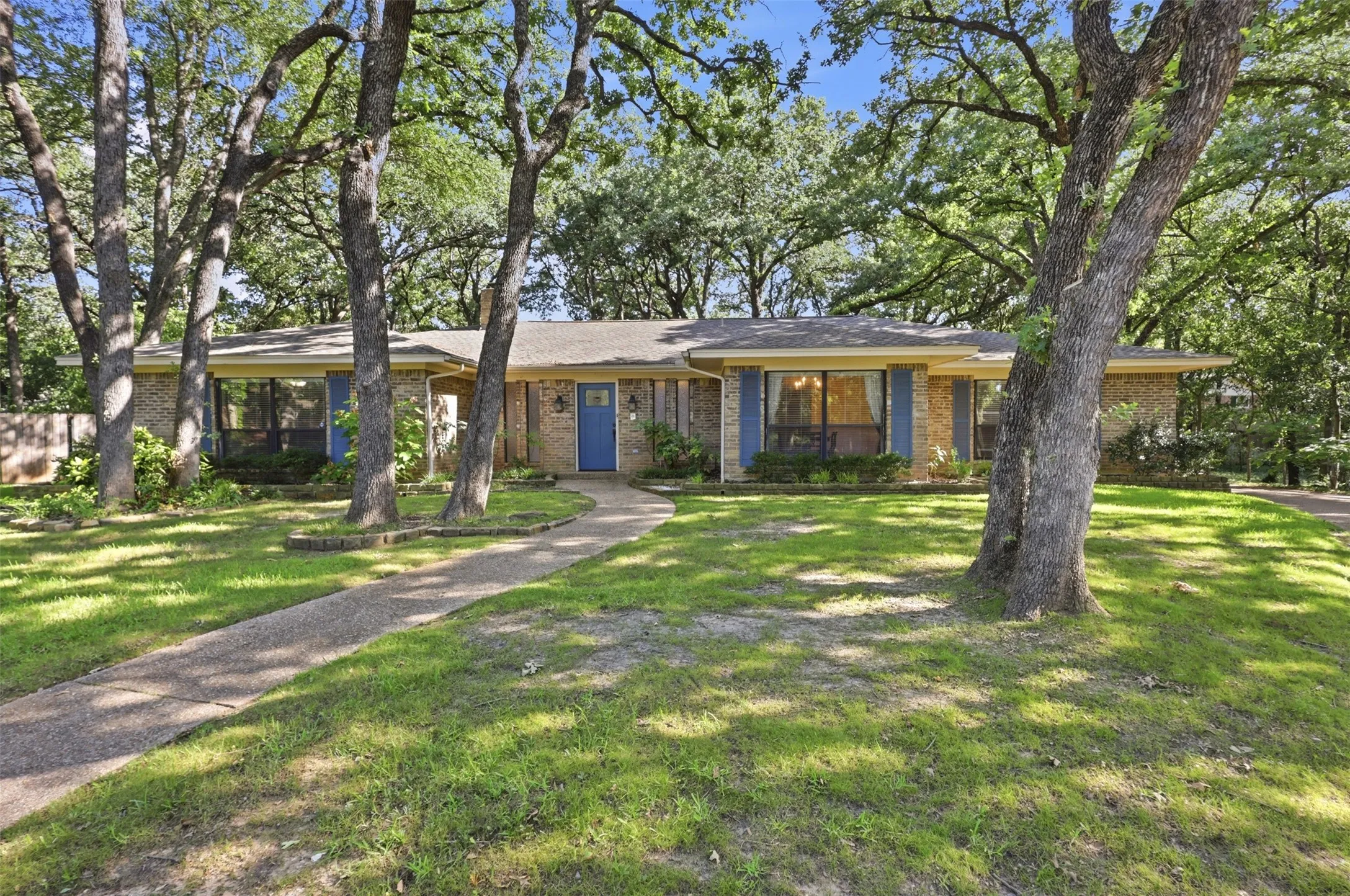 Single Family Residence For Sale in Tarrant County , 2108 Edgewood Court, Arlington, Texas 76013, 4 Bedroom, 3 Bathroom, 2 Garage spaces, 2,506 Sqft, built in 1973, mls#21261092, Real Estate Agent in Arlington, Homes For Sale in Tarrant county, Homes For Sale in Arlington, Realtor in Arlington Texas, Real Estate Brokerage Independent Realty Texas, Luminita Cordes Realtor
