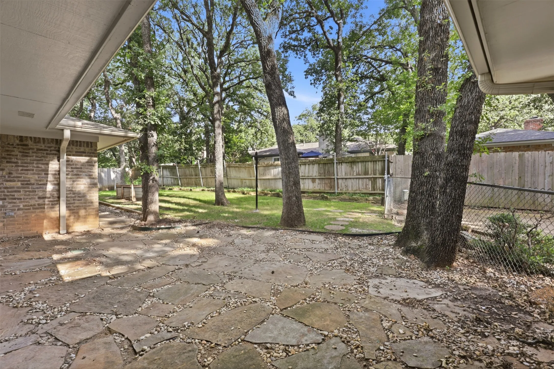 Single Family Residence For Sale in Tarrant County , 2108 Edgewood Court, Arlington, Texas 76013, 4 Bedroom, 3 Bathroom, 2 Garage spaces, 2,506 Sqft, built in 1973, mls#21261092, Real Estate Agent in Arlington, Homes For Sale in Tarrant county, Homes For Sale in Arlington, Realtor in Arlington Texas, Real Estate Brokerage Independent Realty Texas, Luminita Cordes Realtor