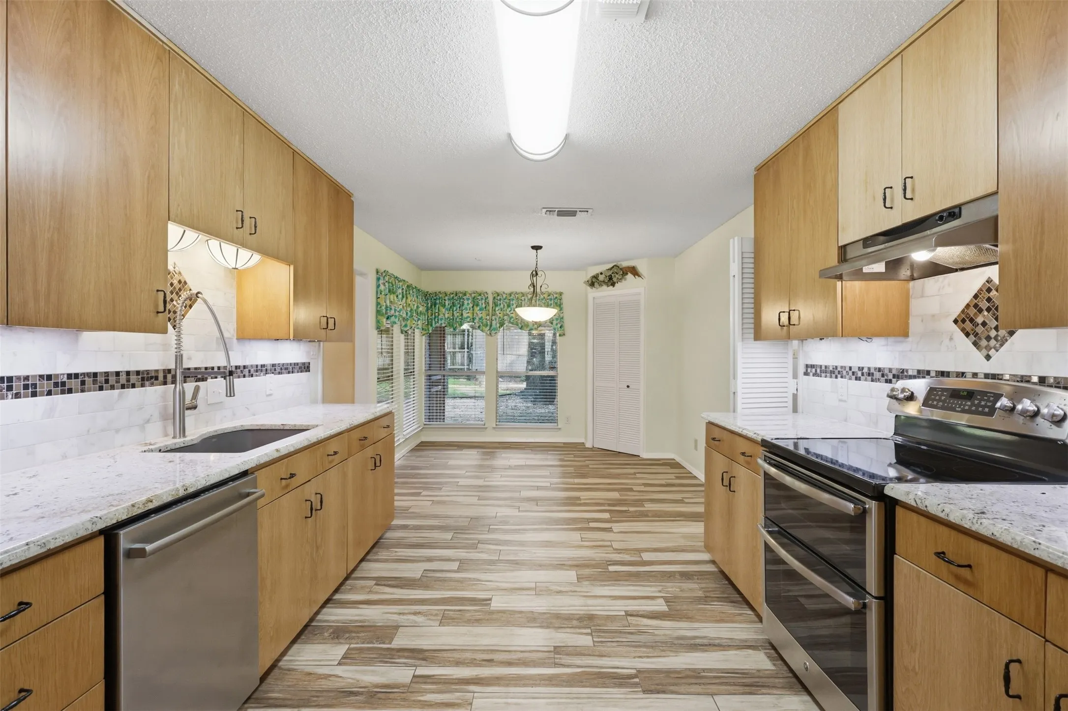 Single Family Residence For Sale in Tarrant County , 2108 Edgewood Court, Arlington, Texas 76013, 4 Bedroom, 3 Bathroom, 2 Garage spaces, 2,506 Sqft, built in 1973, mls#21261092, Real Estate Agent in Arlington, Homes For Sale in Tarrant county, Homes For Sale in Arlington, Realtor in Arlington Texas, Real Estate Brokerage Independent Realty Texas, Luminita Cordes Realtor