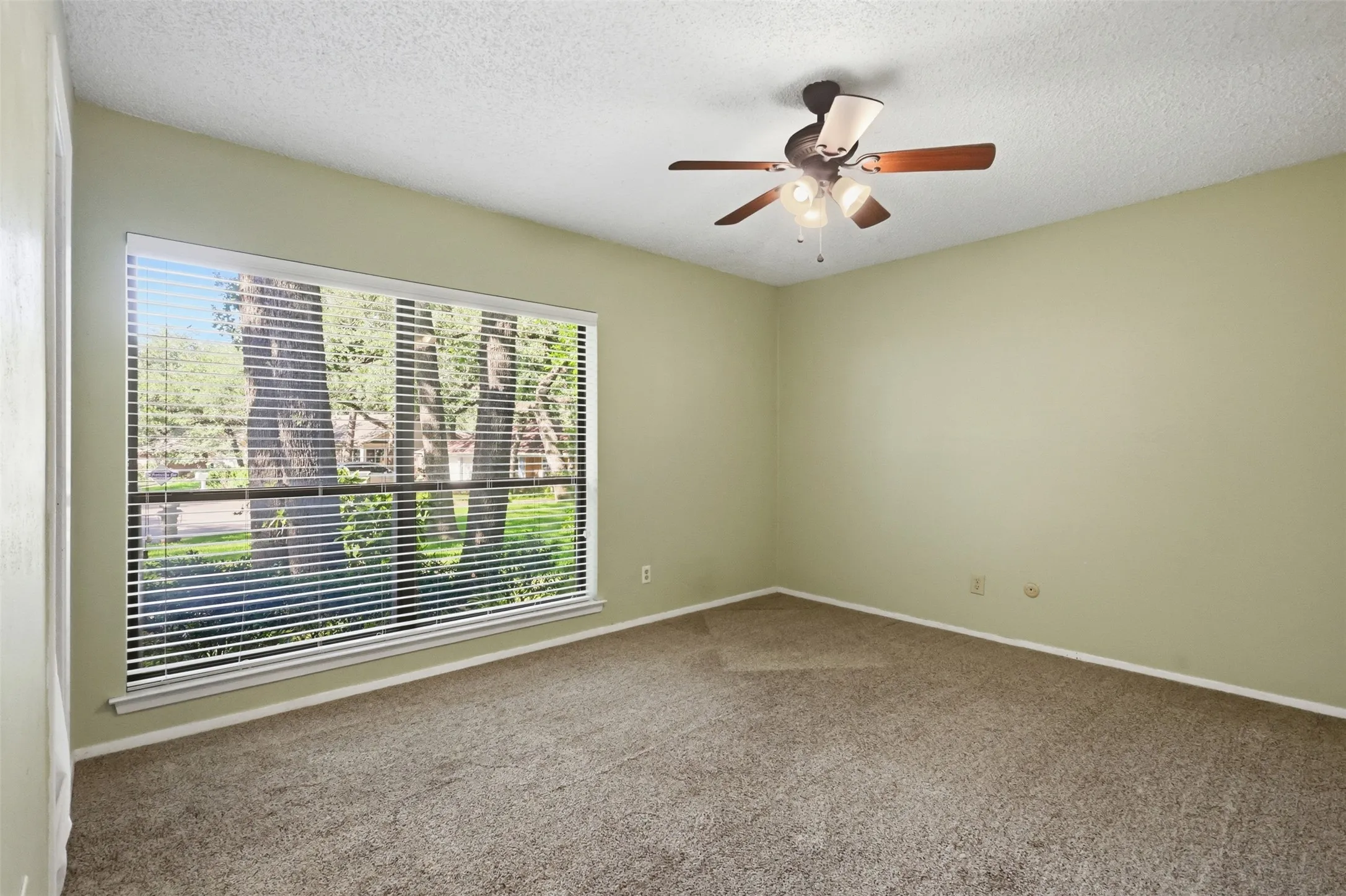 Single Family Residence For Sale in Tarrant County , 2108 Edgewood Court, Arlington, Texas 76013, 4 Bedroom, 3 Bathroom, 2 Garage spaces, 2,506 Sqft, built in 1973, mls#21261092, Real Estate Agent in Arlington, Homes For Sale in Tarrant county, Homes For Sale in Arlington, Realtor in Arlington Texas, Real Estate Brokerage Independent Realty Texas, Luminita Cordes Realtor