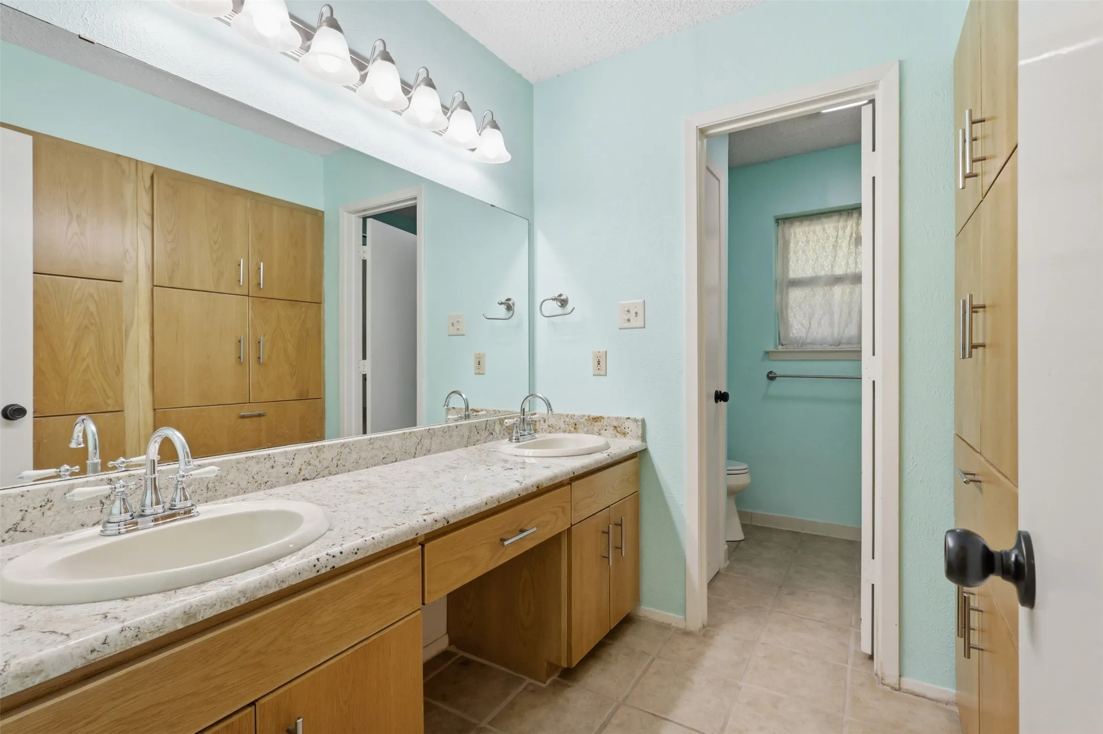 Single Family Residence For Sale in Tarrant County , 2108 Edgewood Court, Arlington, Texas 76013, 4 Bedroom, 3 Bathroom, 2 Garage spaces, 2,506 Sqft, built in 1973, mls#21261092, Real Estate Agent in Arlington, Homes For Sale in Tarrant county, Homes For Sale in Arlington, Realtor in Arlington Texas, Real Estate Brokerage Independent Realty Texas, Luminita Cordes Realtor