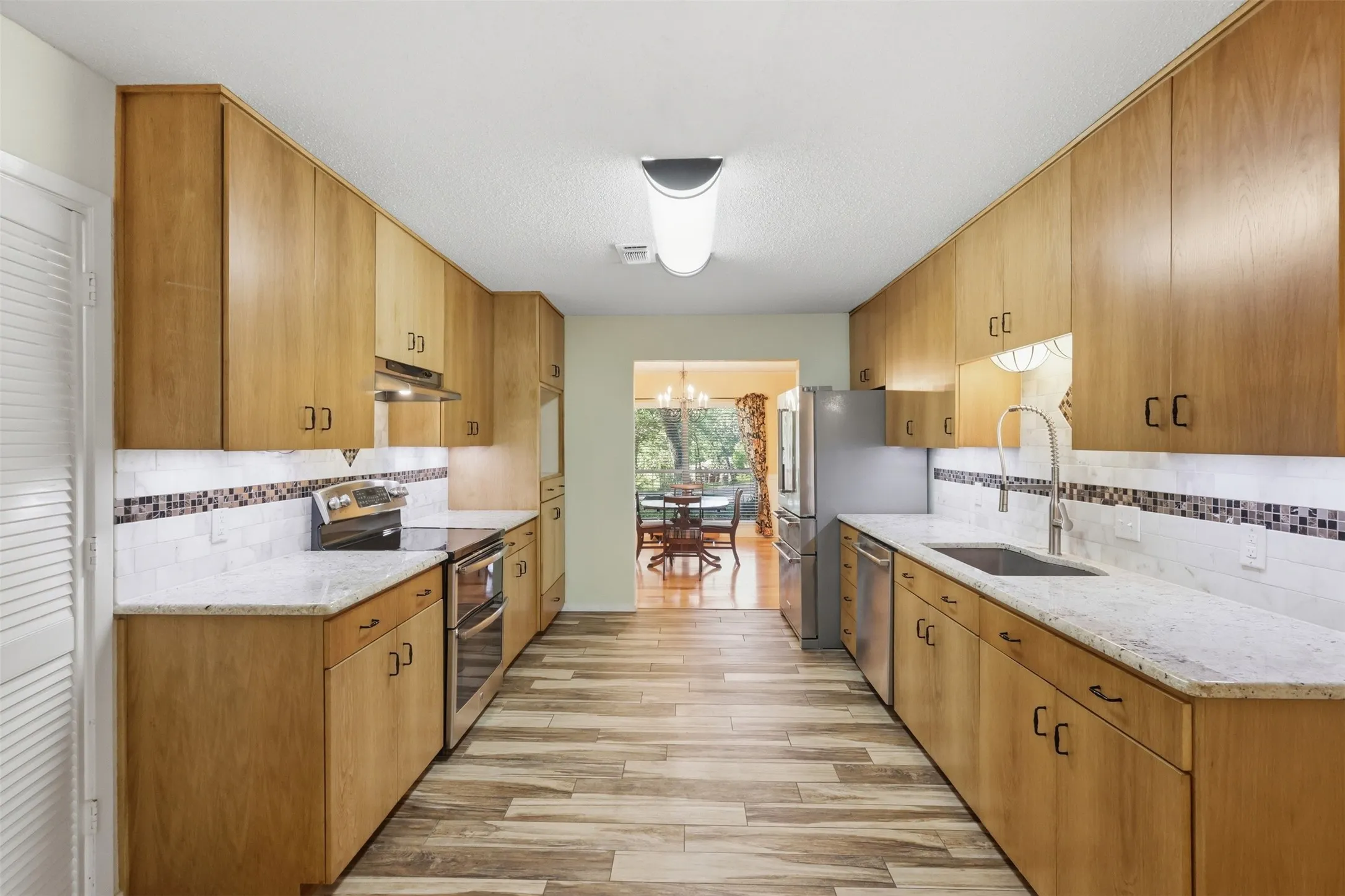 Single Family Residence For Sale in Tarrant County , 2108 Edgewood Court, Arlington, Texas 76013, 4 Bedroom, 3 Bathroom, 2 Garage spaces, 2,506 Sqft, built in 1973, mls#21261092, Real Estate Agent in Arlington, Homes For Sale in Tarrant county, Homes For Sale in Arlington, Realtor in Arlington Texas, Real Estate Brokerage Independent Realty Texas, Luminita Cordes Realtor