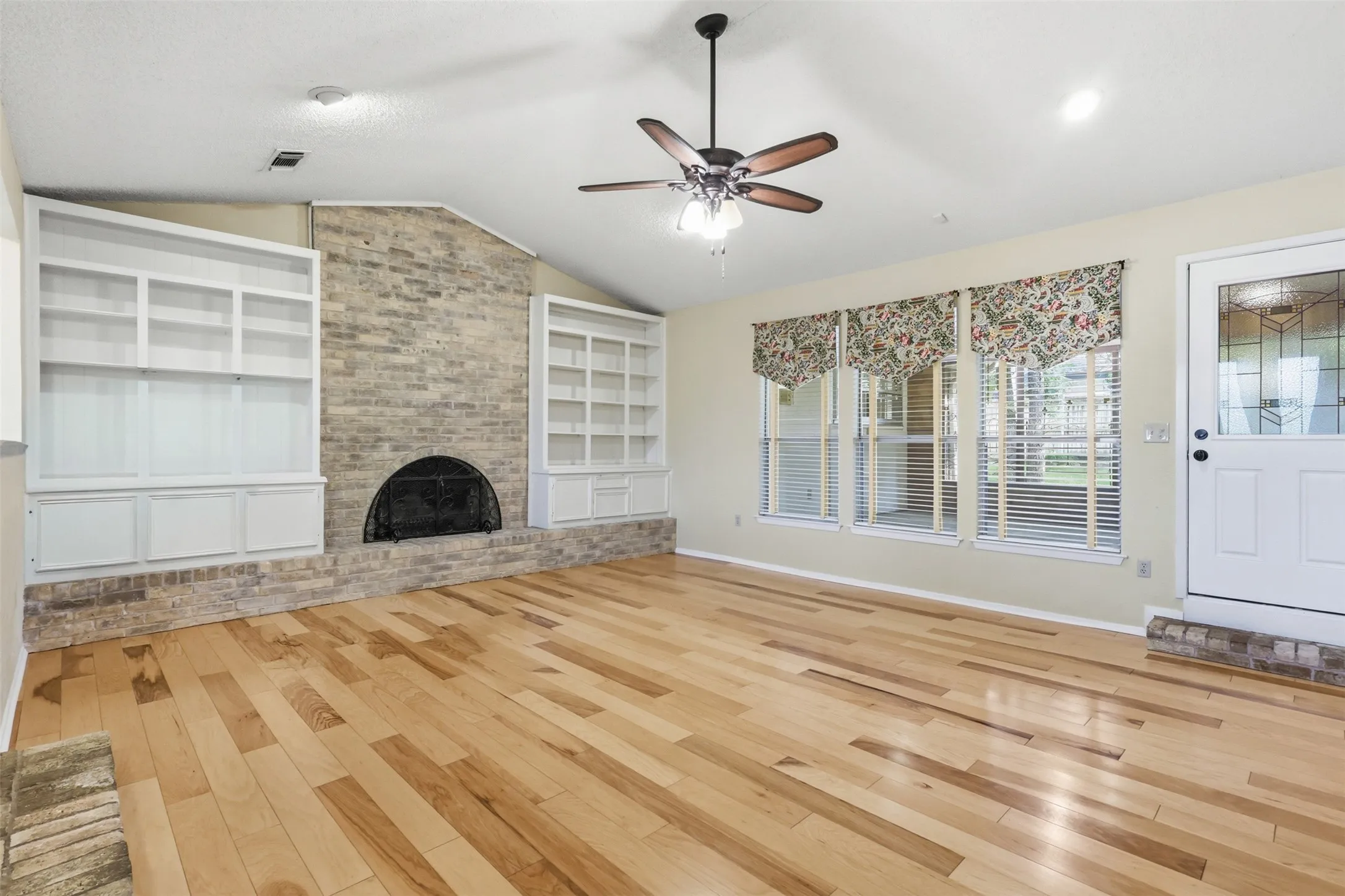 Single Family Residence For Sale in Tarrant County , 2108 Edgewood Court, Arlington, Texas 76013, 4 Bedroom, 3 Bathroom, 2 Garage spaces, 2,506 Sqft, built in 1973, mls#21261092, Real Estate Agent in Arlington, Homes For Sale in Tarrant county, Homes For Sale in Arlington, Realtor in Arlington Texas, Real Estate Brokerage Independent Realty Texas, Luminita Cordes Realtor